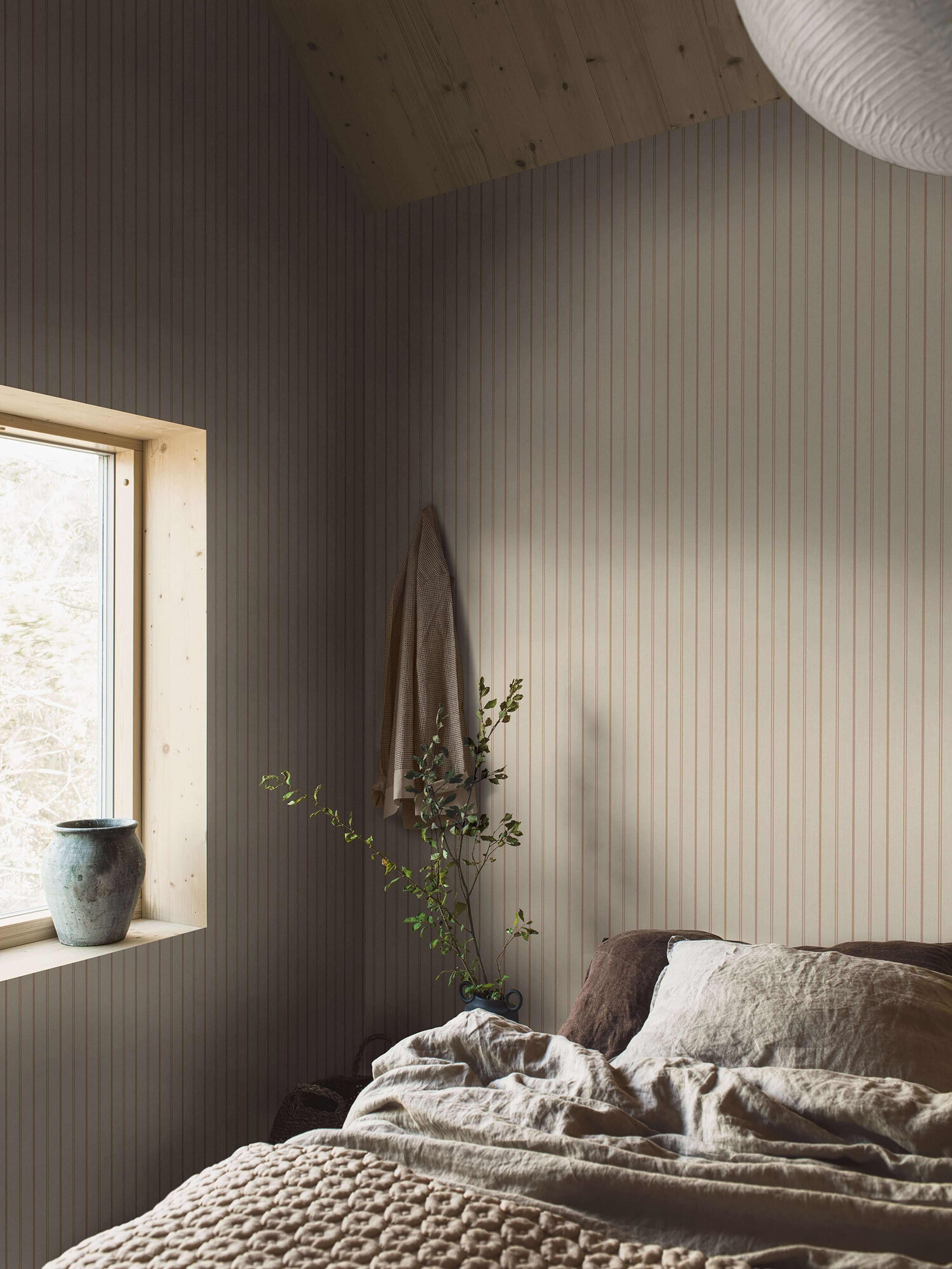 Woodland Stripe tapet med randigt mönster i beige. Från kollektionen Woodland. Nonwoven-material.