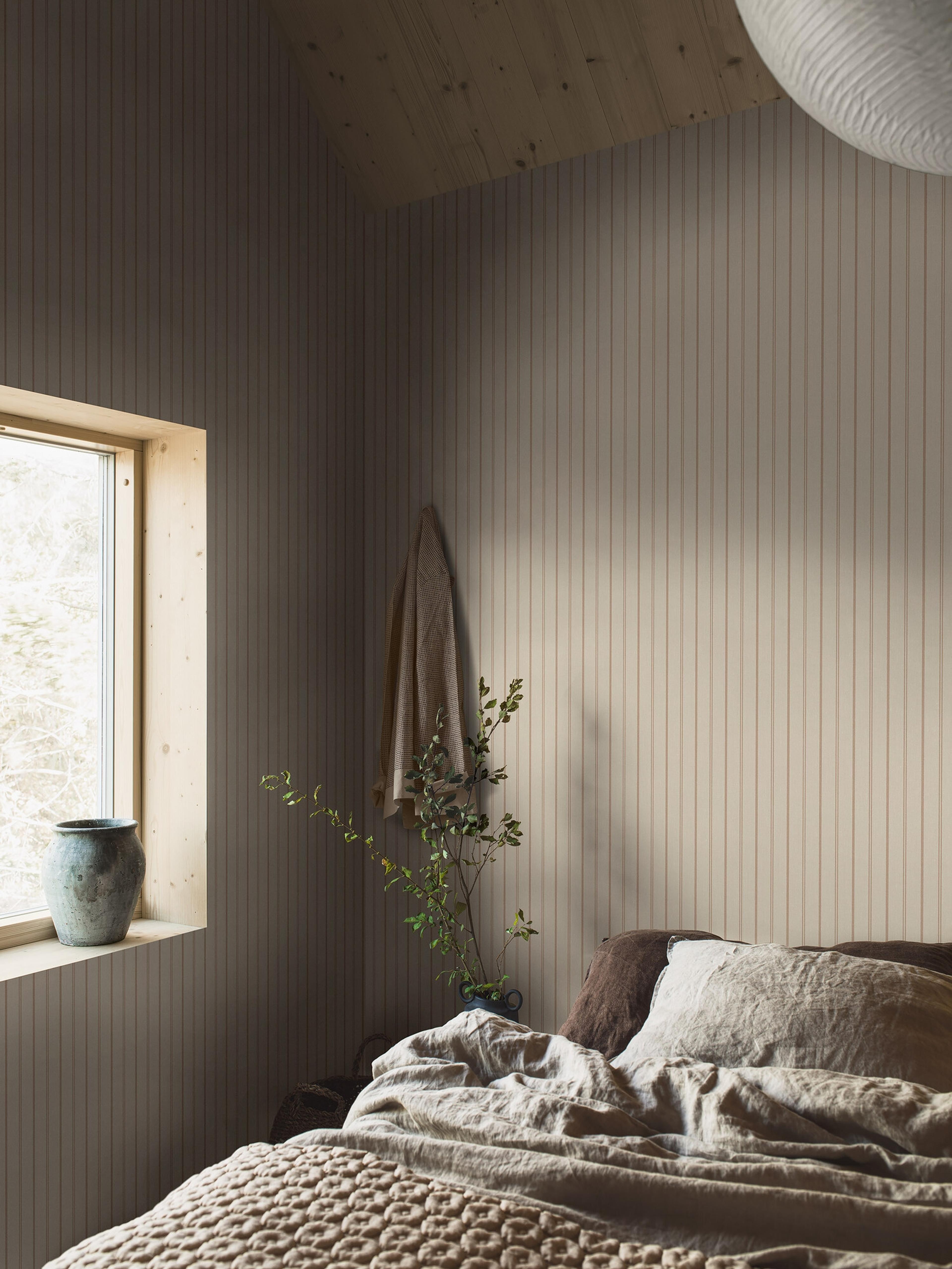 Woodland Stripe tapet med randigt mönster i beige. Från kollektionen Woodland. Nonwoven-material.
