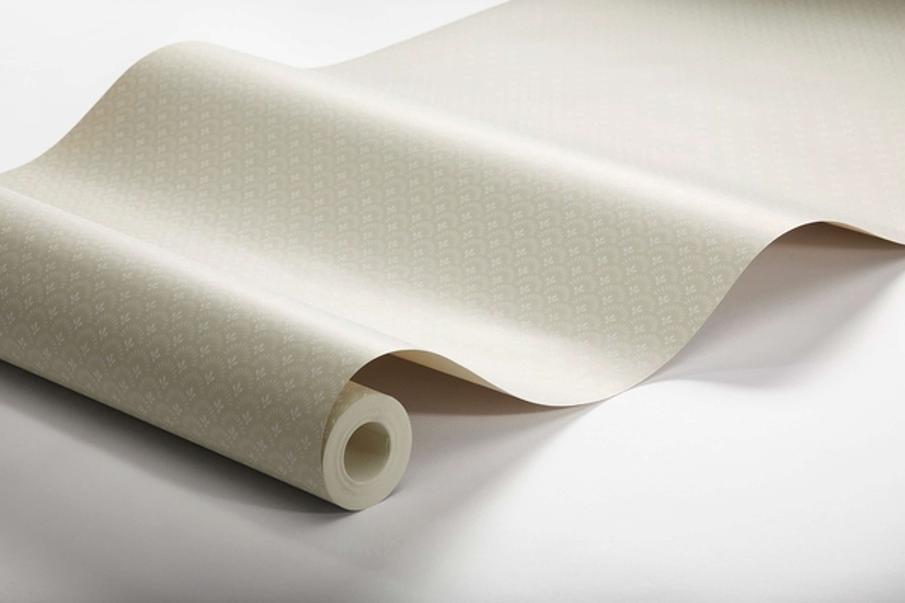 Daisy småmönstrad, gyllenbeige tapet från Boråstapeter med blommigt mönster i vit. Från kollektionen Falsterbo III. Nonwoven-material med rak passning.