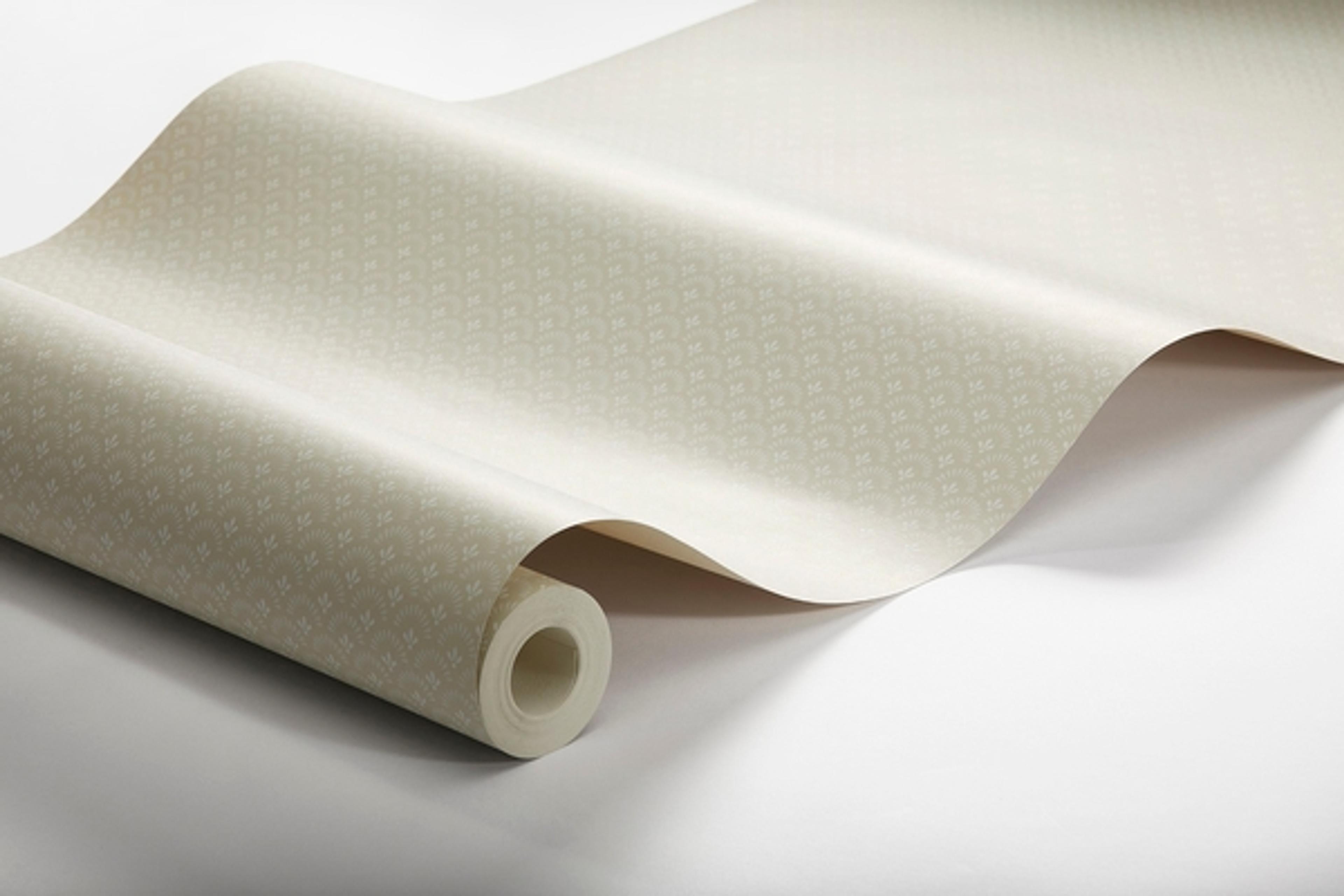 Daisy småmönstrad, gyllenbeige tapet från Boråstapeter med blommigt mönster i vit. Från kollektionen Falsterbo III. Nonwoven-material med rak passning.