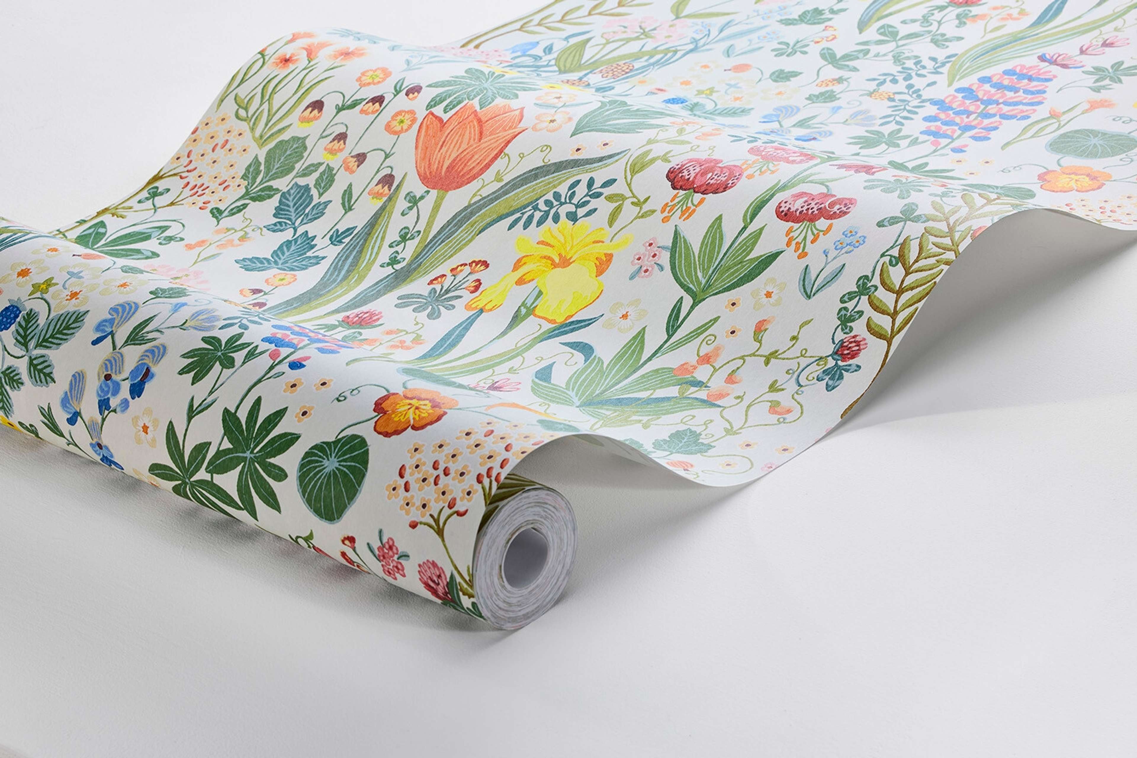 Blomsterhav tapet med botaniskt, blommigt mönster i vit. Från kollektionen New Heritage. Nonwoven-material med förskjuten passning.