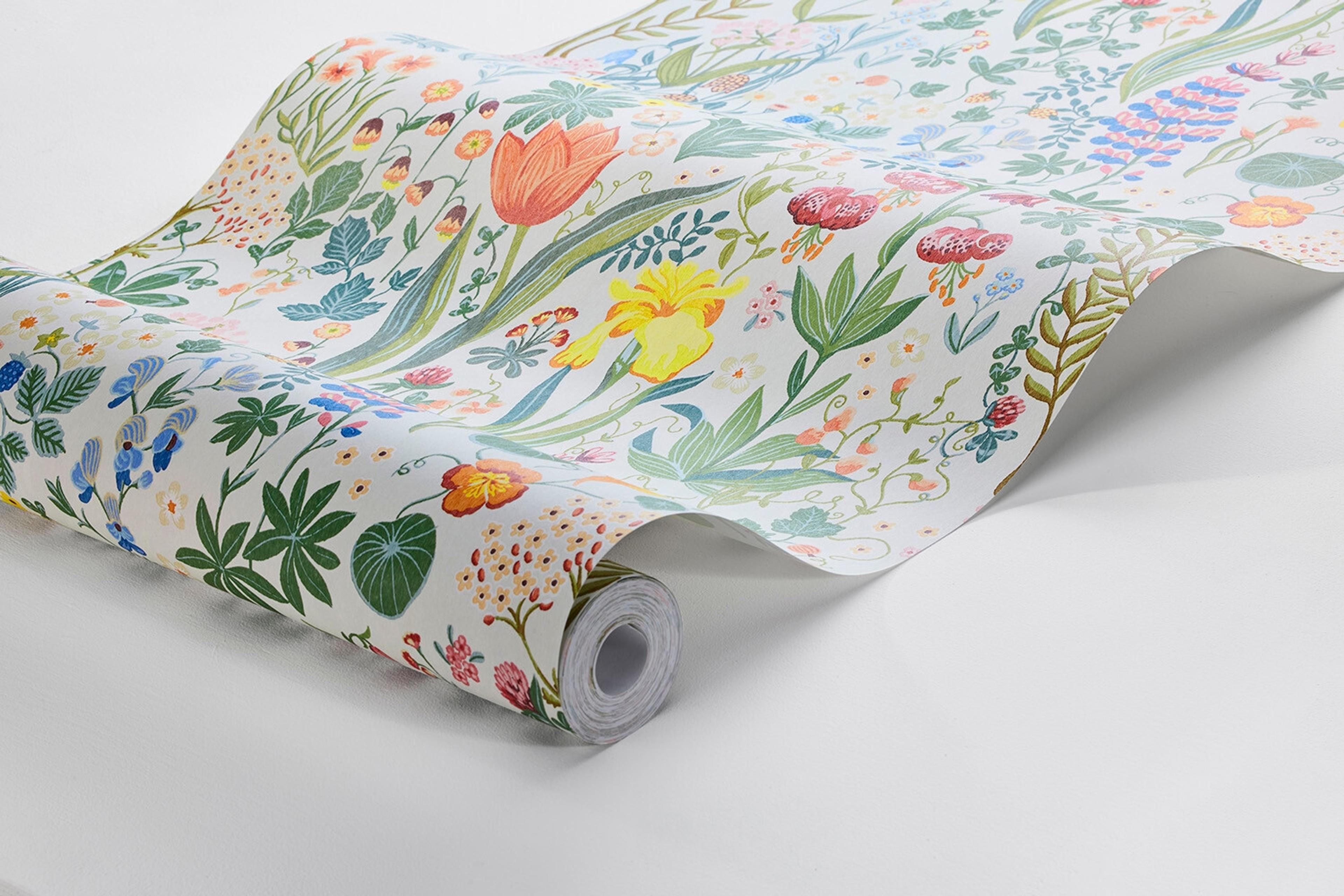 Blomsterhav tapet med botaniskt, blommigt mönster i vit. Från kollektionen New Heritage. Nonwoven-material med förskjuten passning.