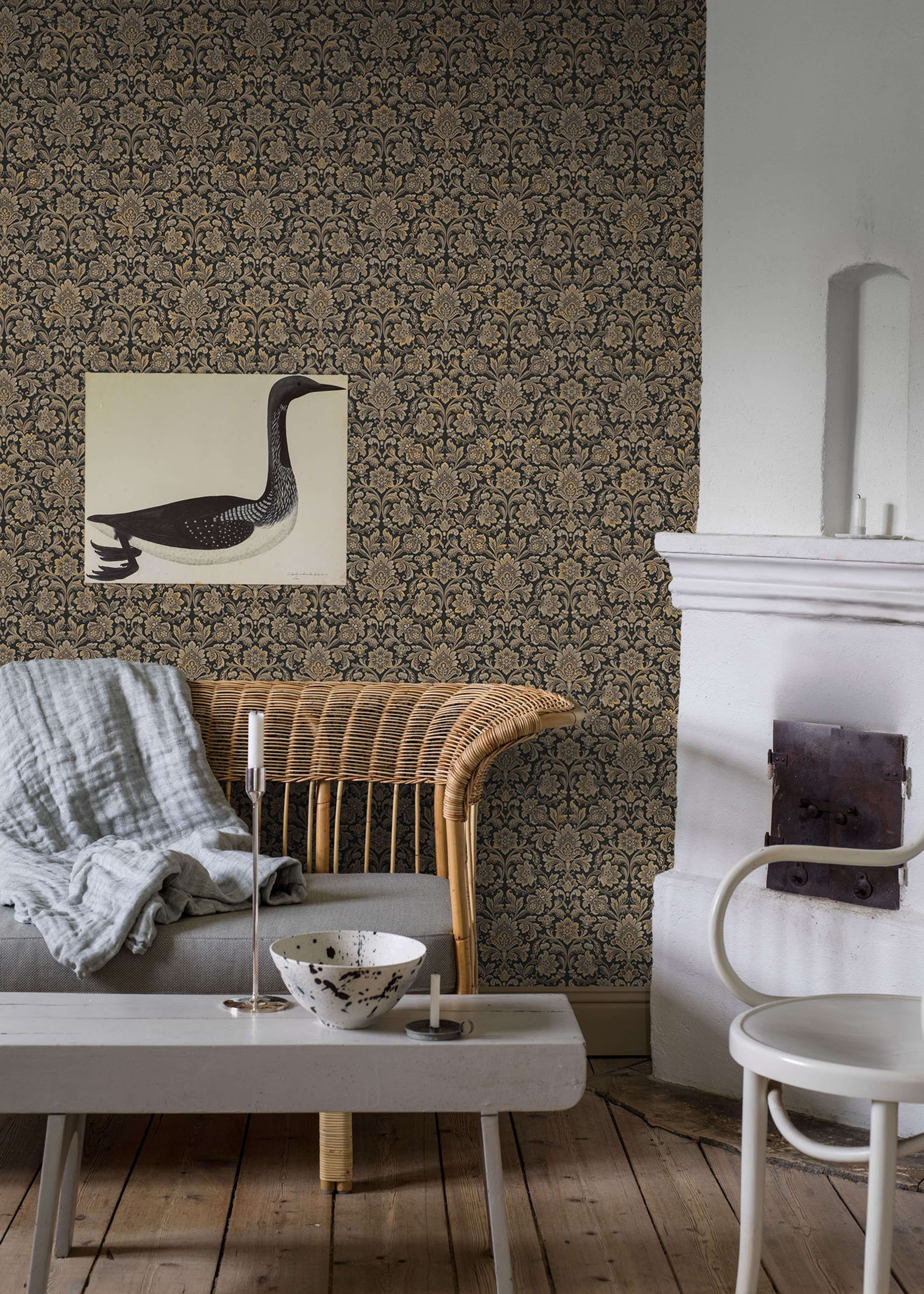 Foglavik, brun/svart tapet från Boråstapeter med blommigt mönster i guld och brun. Från kollektionen anno. Nonwoven-material med rak passning. Lyx, country-stil. Passar i sovrum och matsal.