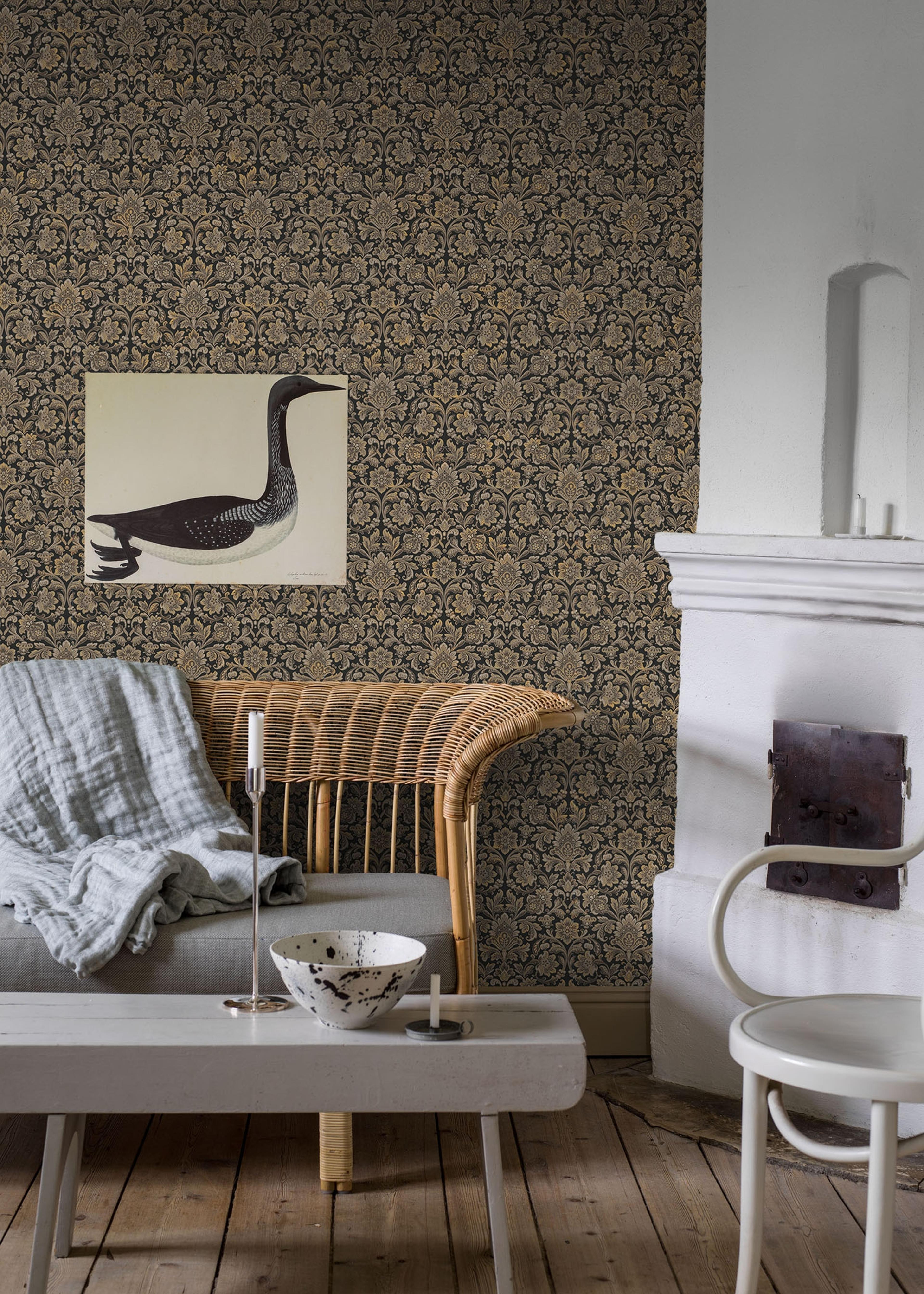 Foglavik, brun/svart tapet från Boråstapeter med blommigt mönster i guld och brun. Från kollektionen anno. Nonwoven-material med rak passning. Lyx, country-stil. Passar i sovrum och matsal.