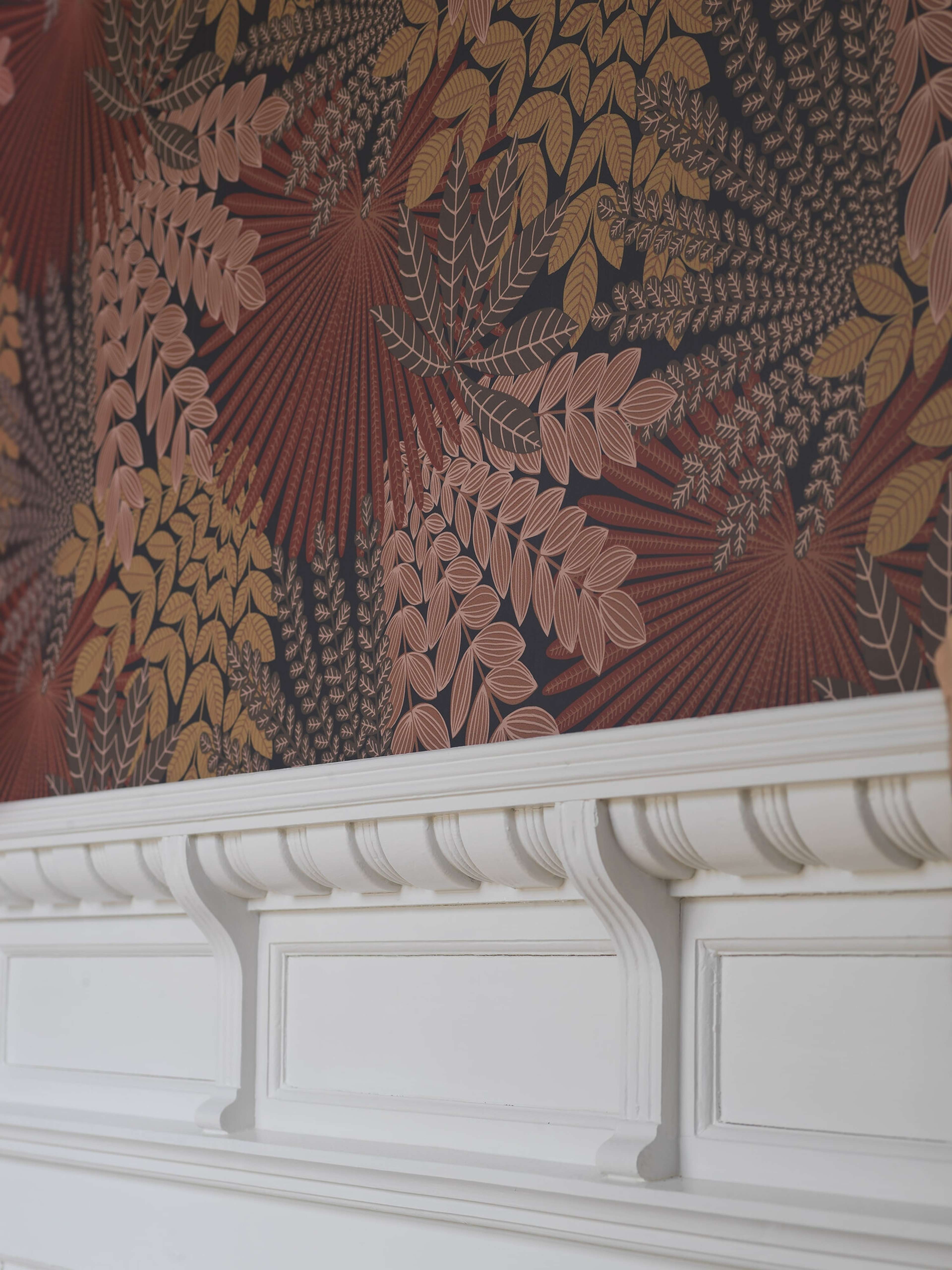 Velvet Leaves bladverk i ockra tapet med botaniskt mönster i röd. Från kollektionen Treasured. Nonwoven-material med förskjuten passning. Passar i kök, hall och arbetsrum.