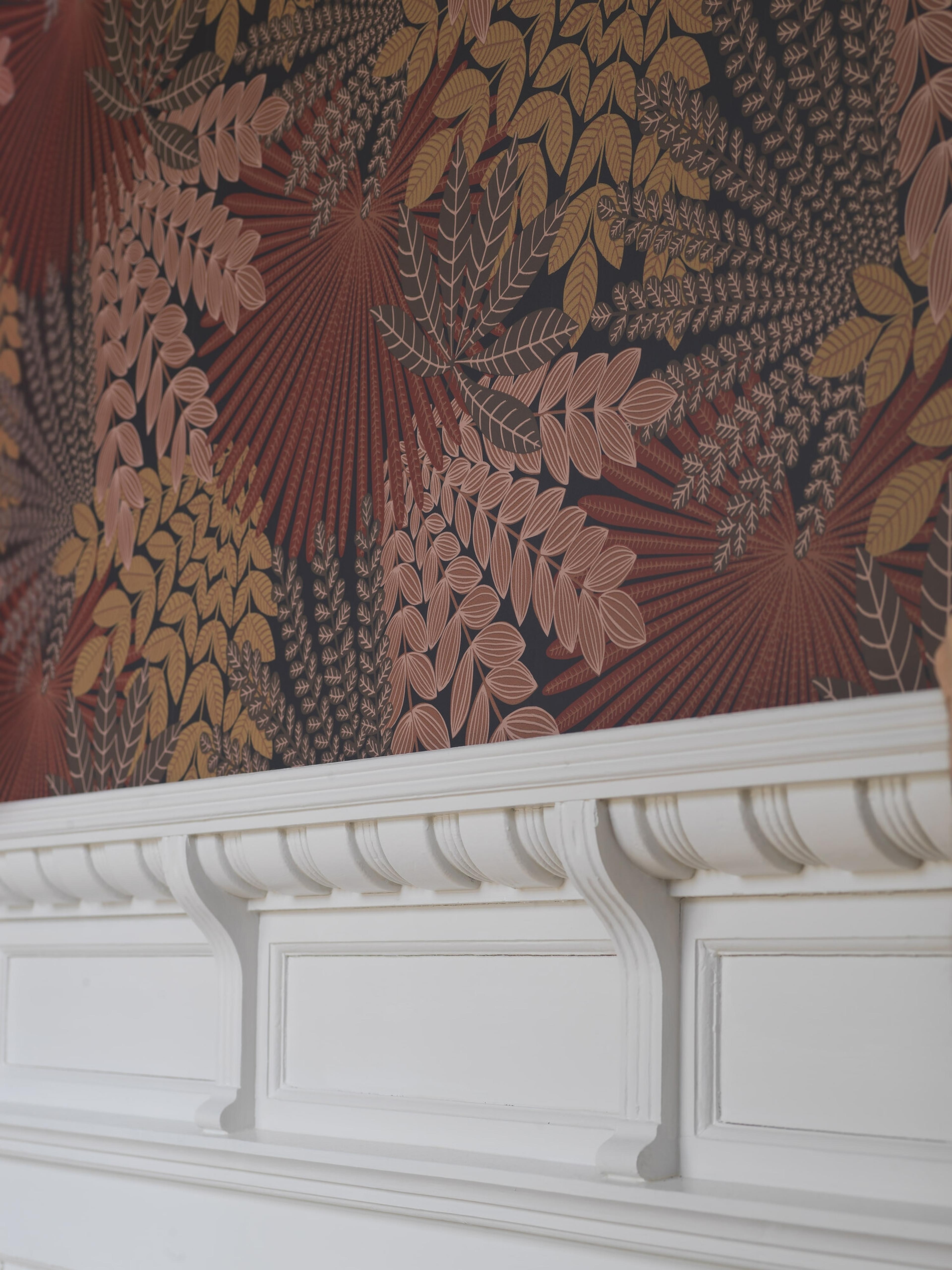 Velvet Leaves bladverk i ockra tapet med botaniskt mönster i röd. Från kollektionen Treasured. Nonwoven-material med förskjuten passning. Passar i kök, hall och arbetsrum.