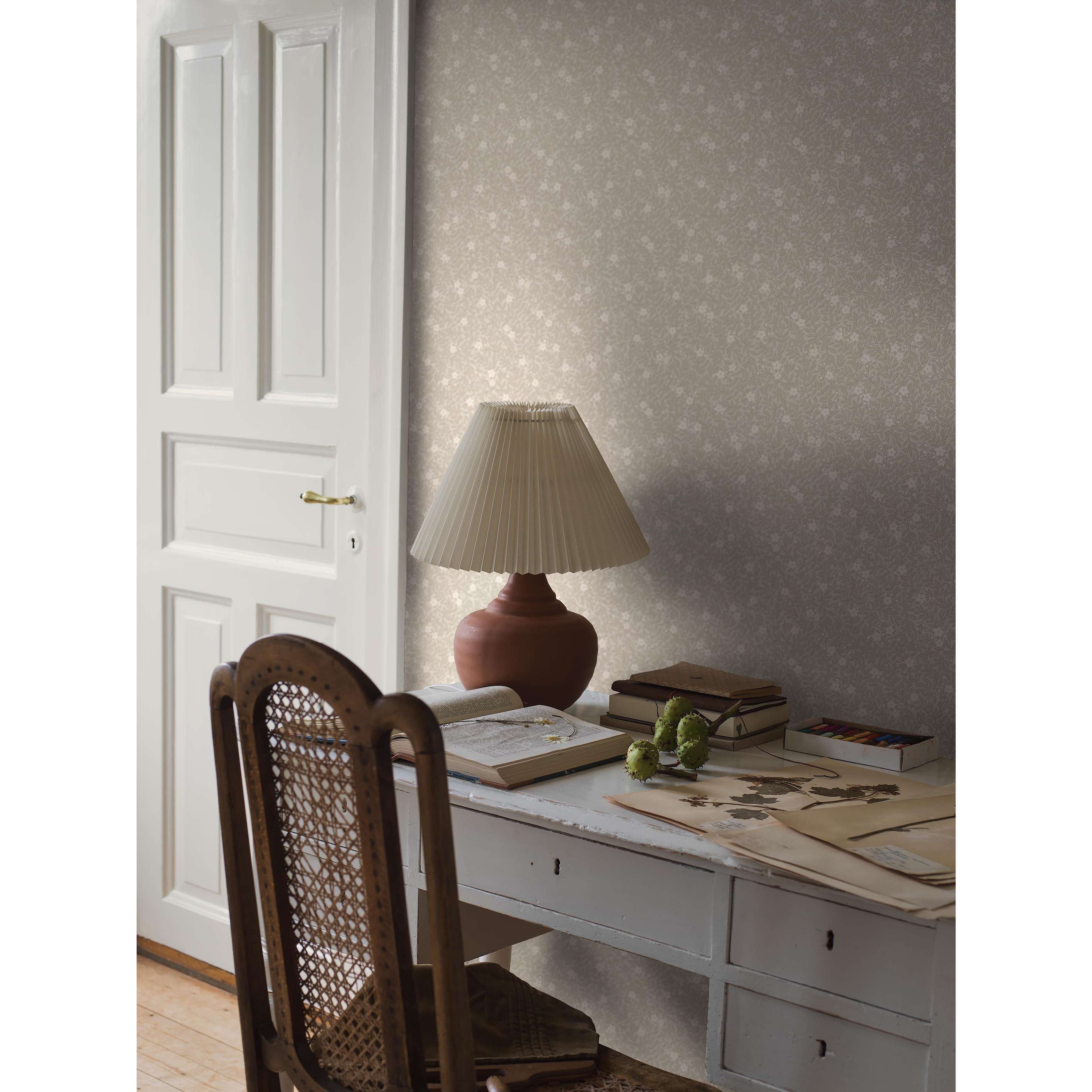 Myrten beige, tapet tapet med botaniskt, blommigt mönster i beige. Från kollektionen Orangeri. Nonwoven-material med rak passning. Passar i arbetsrum.