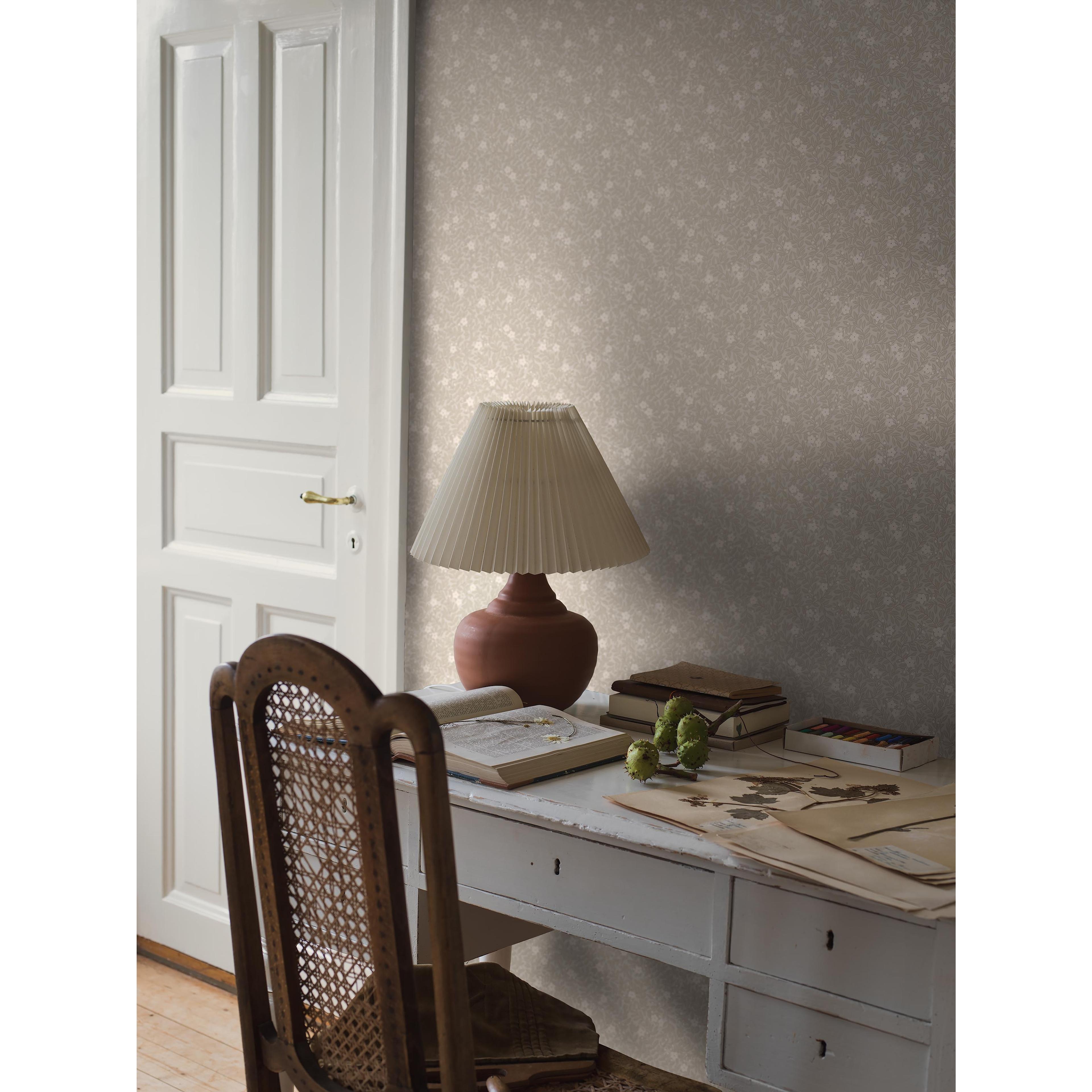 Myrten beige, tapet tapet med botaniskt, blommigt mönster i beige. Från kollektionen Orangeri. Nonwoven-material med rak passning. Passar i arbetsrum.