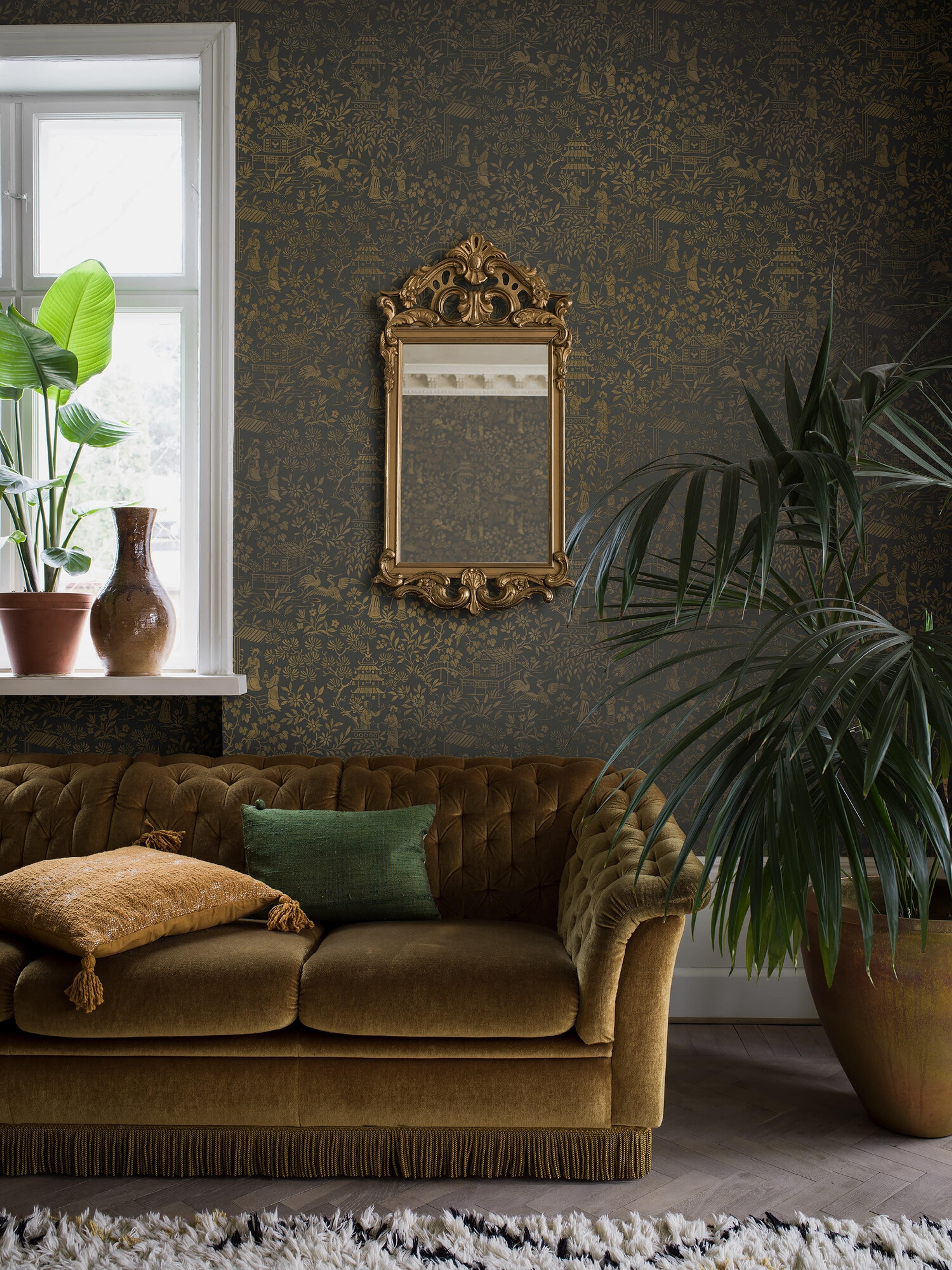 Oriental Garden tapet tapet med botaniskt mönster i svart. Från kollektionen Dreamy Escape. Nonwoven-material med förskjuten passning. Passar i vardagsrum och matsal.
