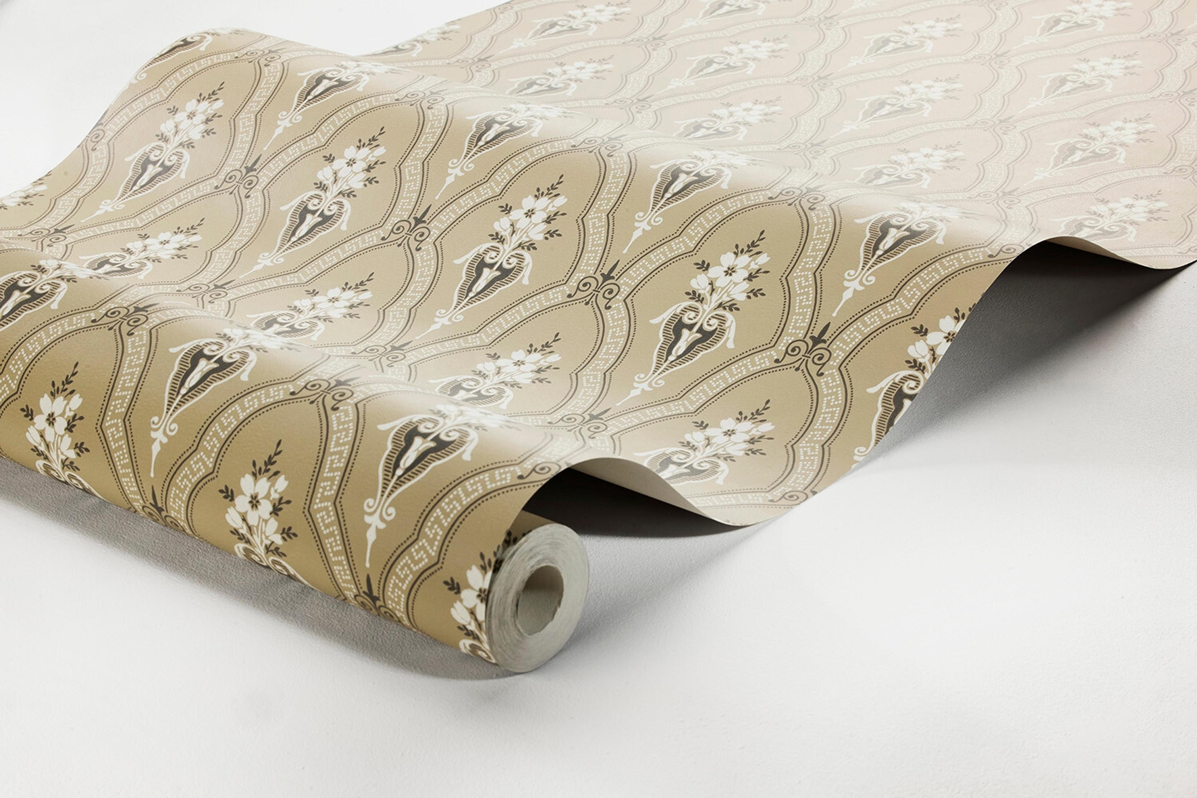 Klädesholmen tapet med trellis mönster i brun. Från kollektionen Alla Tiders Hus. Nonwoven-material med förskjuten passning. Passar i vardagsrum, matsal och kök.