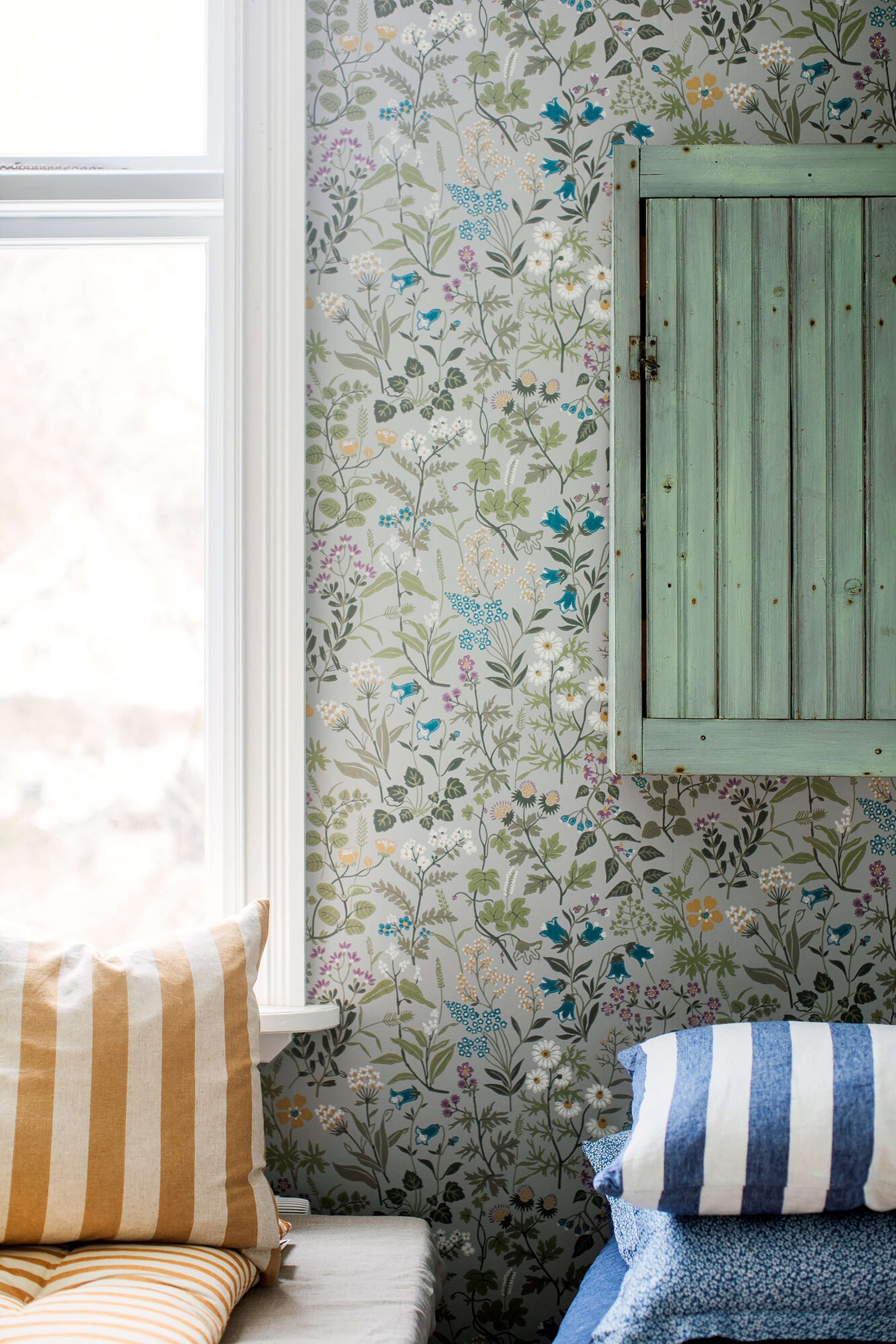 Flora tapet med blommigt mönster i grå. Från kollektionen Alla Tiders Hus. Nonwoven-material med förskjuten passning. Passar i vardagsrum, matsal och kök.