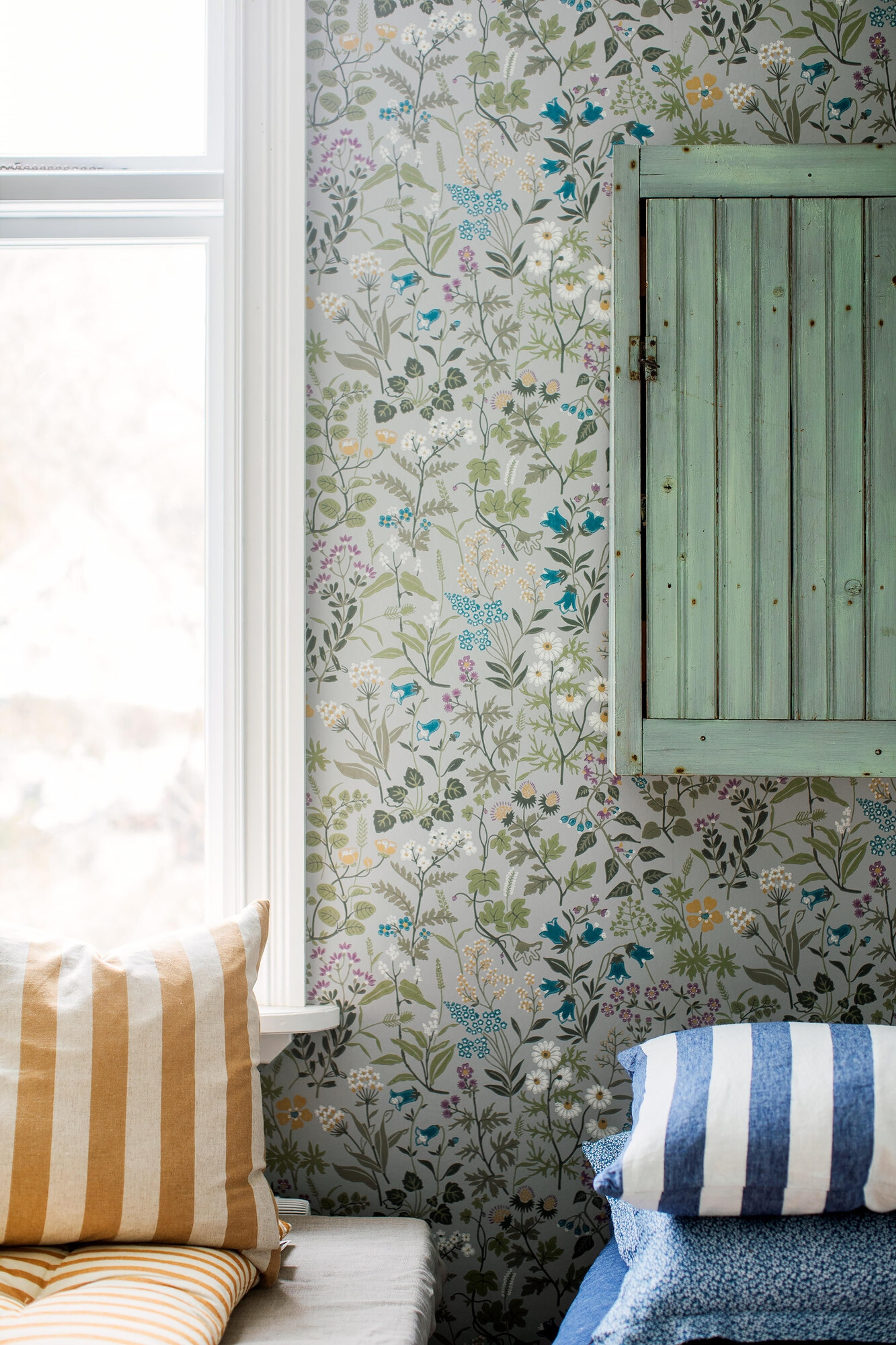 Flora tapet med blommigt mönster i grå. Från kollektionen Alla Tiders Hus. Nonwoven-material med förskjuten passning. Passar i vardagsrum, matsal och kök.