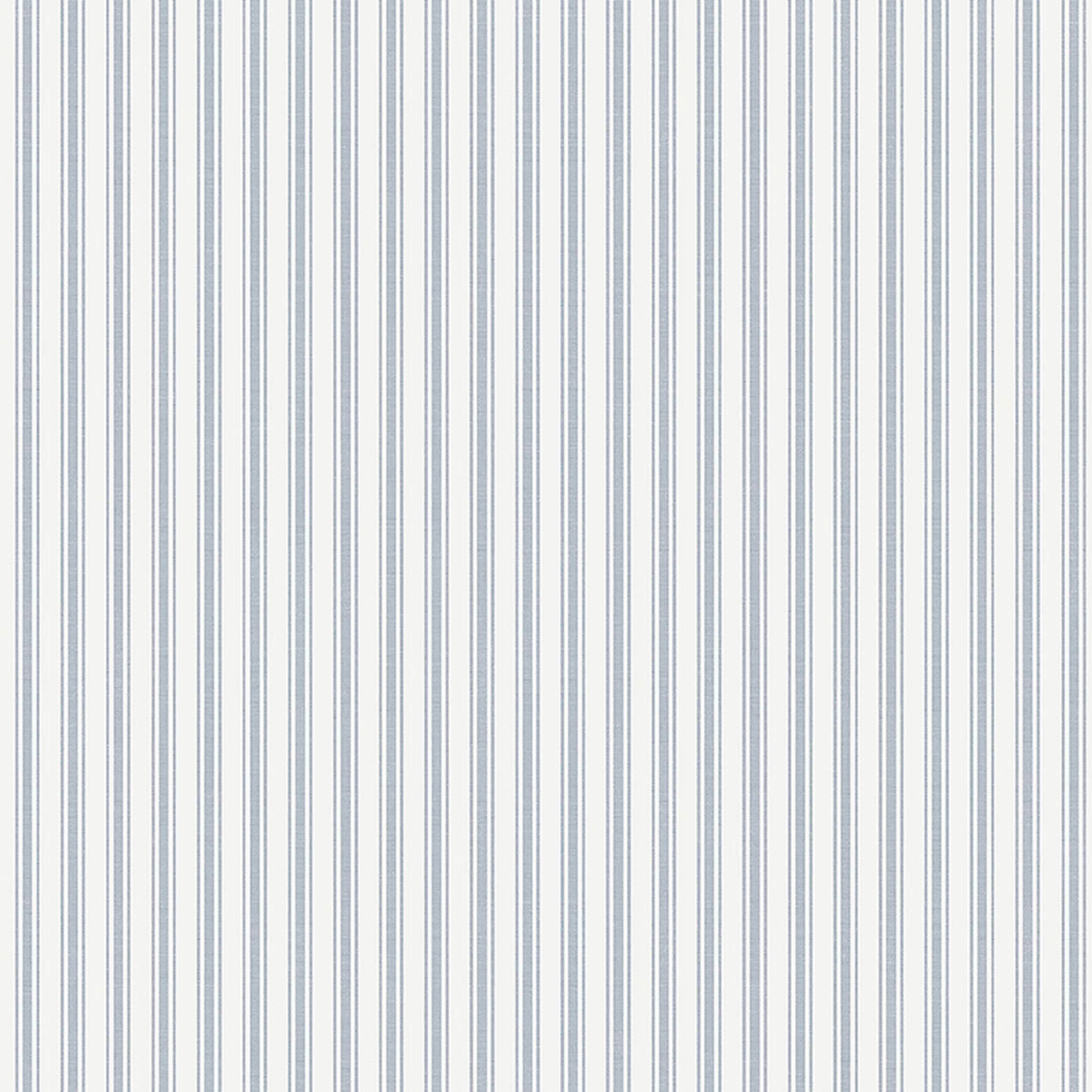 Aspö Stripe tapet från Boråstapeter med randigt mönster i blå. Från kollektionen Marstrand II. Nonwoven-material. Passar i vardagsrum, matsal och arbetsrum.