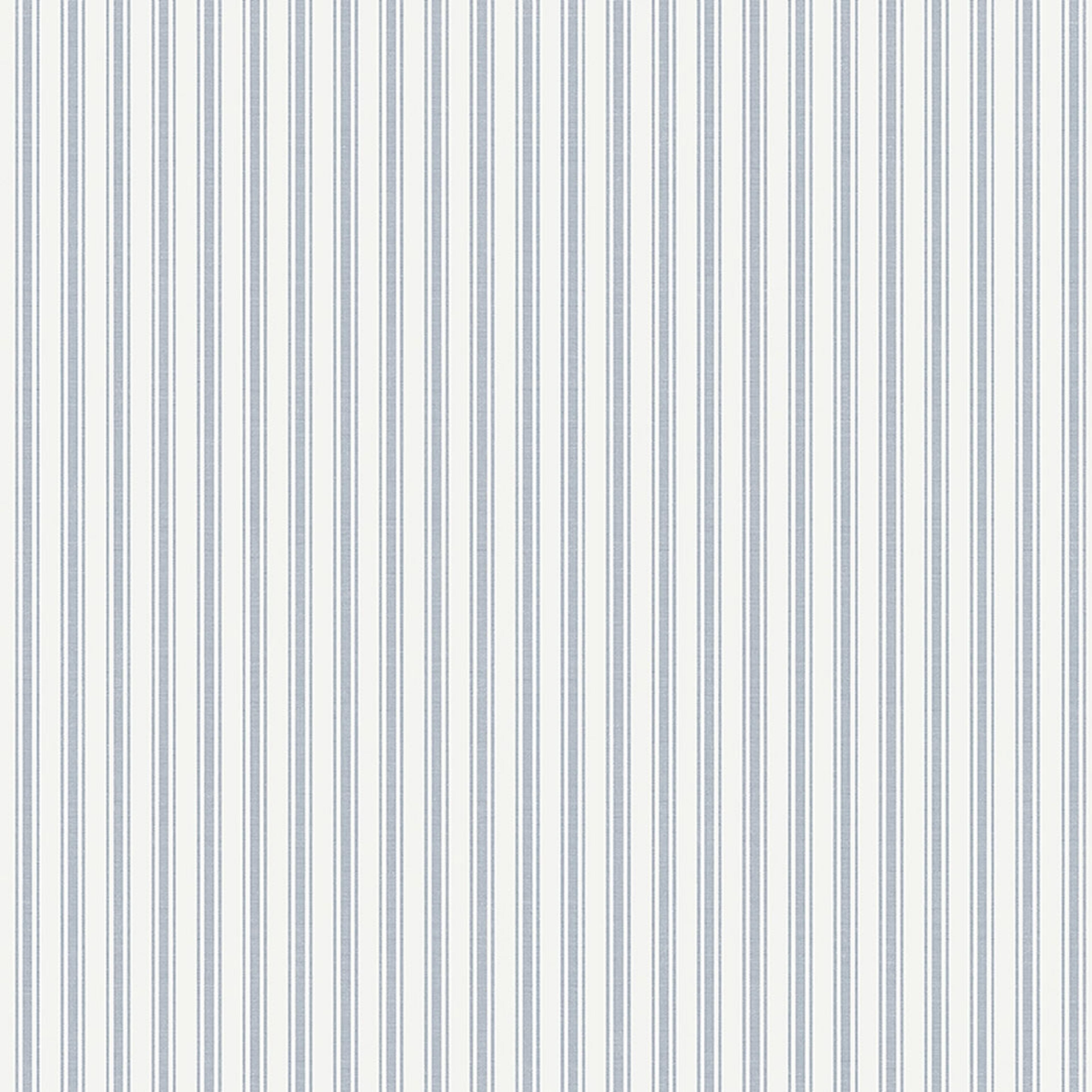 Aspö Stripe tapet från Boråstapeter med randigt mönster i blå. Från kollektionen Marstrand II. Nonwoven-material. Passar i vardagsrum, matsal och arbetsrum.