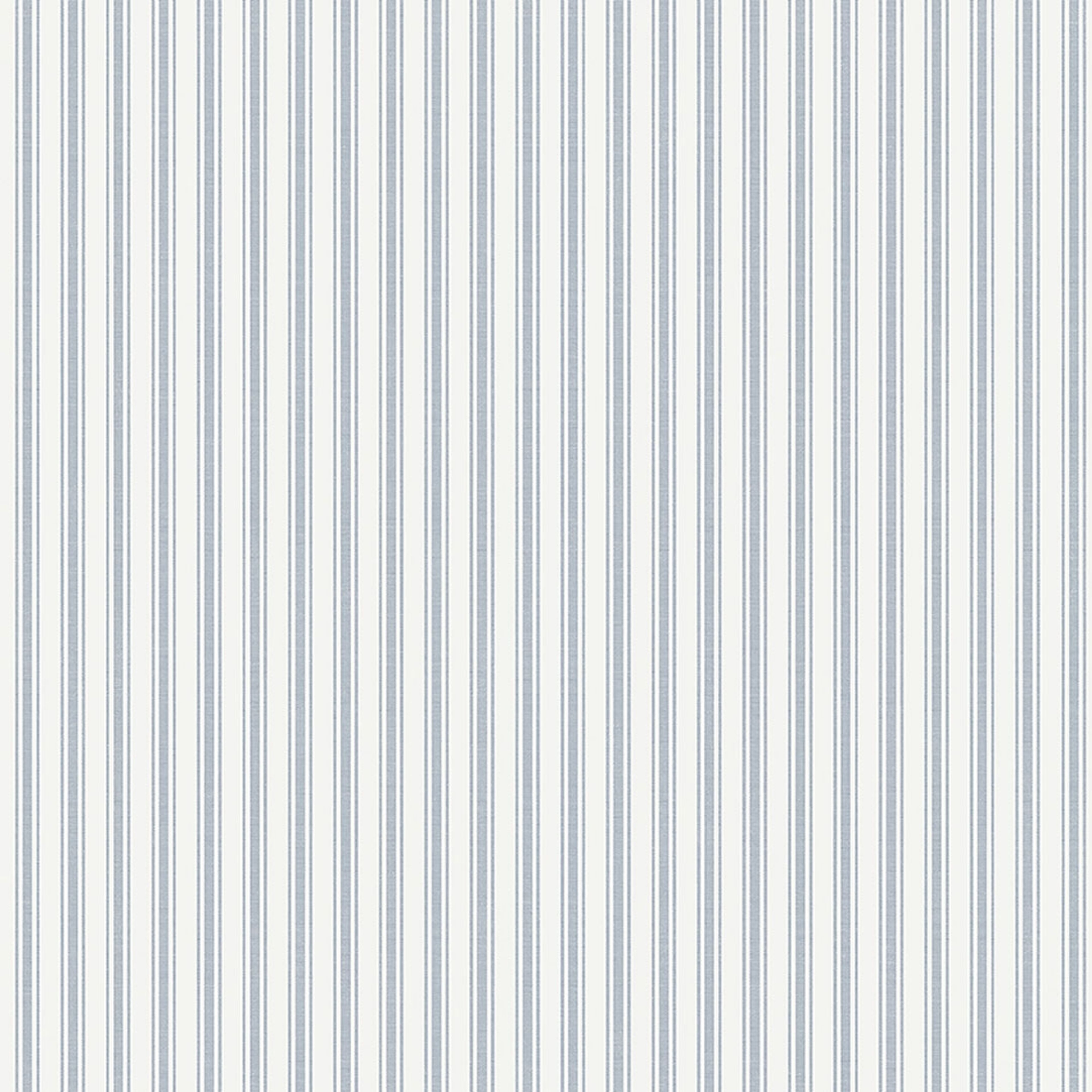 Aspö Stripe tapet från Boråstapeter med randigt mönster i blå. Från kollektionen Marstrand II. Nonwoven-material. Passar i vardagsrum, matsal och arbetsrum.