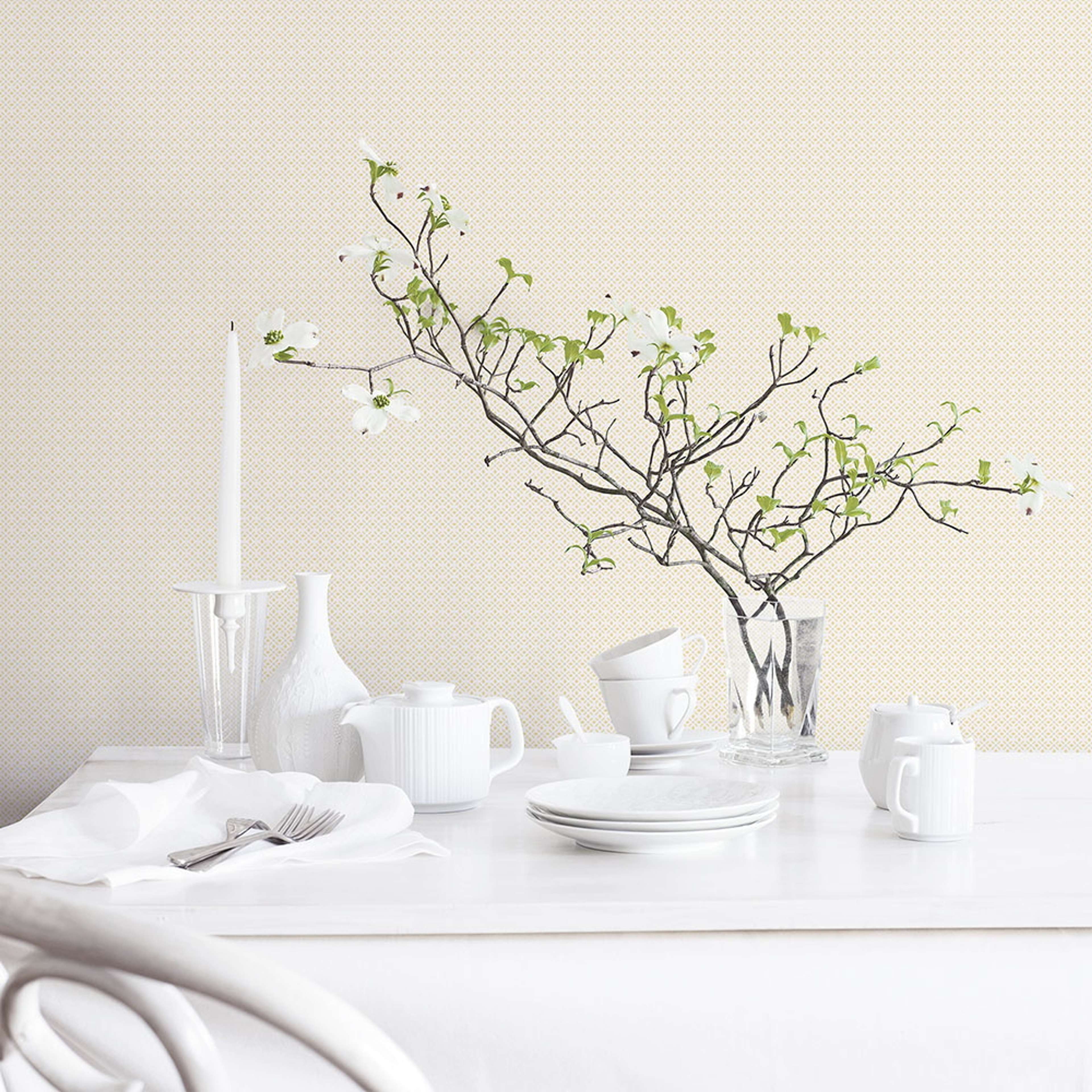 Leaf Dot Spot tapet i gul. Från kollektionen Just Kitchens. Nonwoven-material med rak passning.