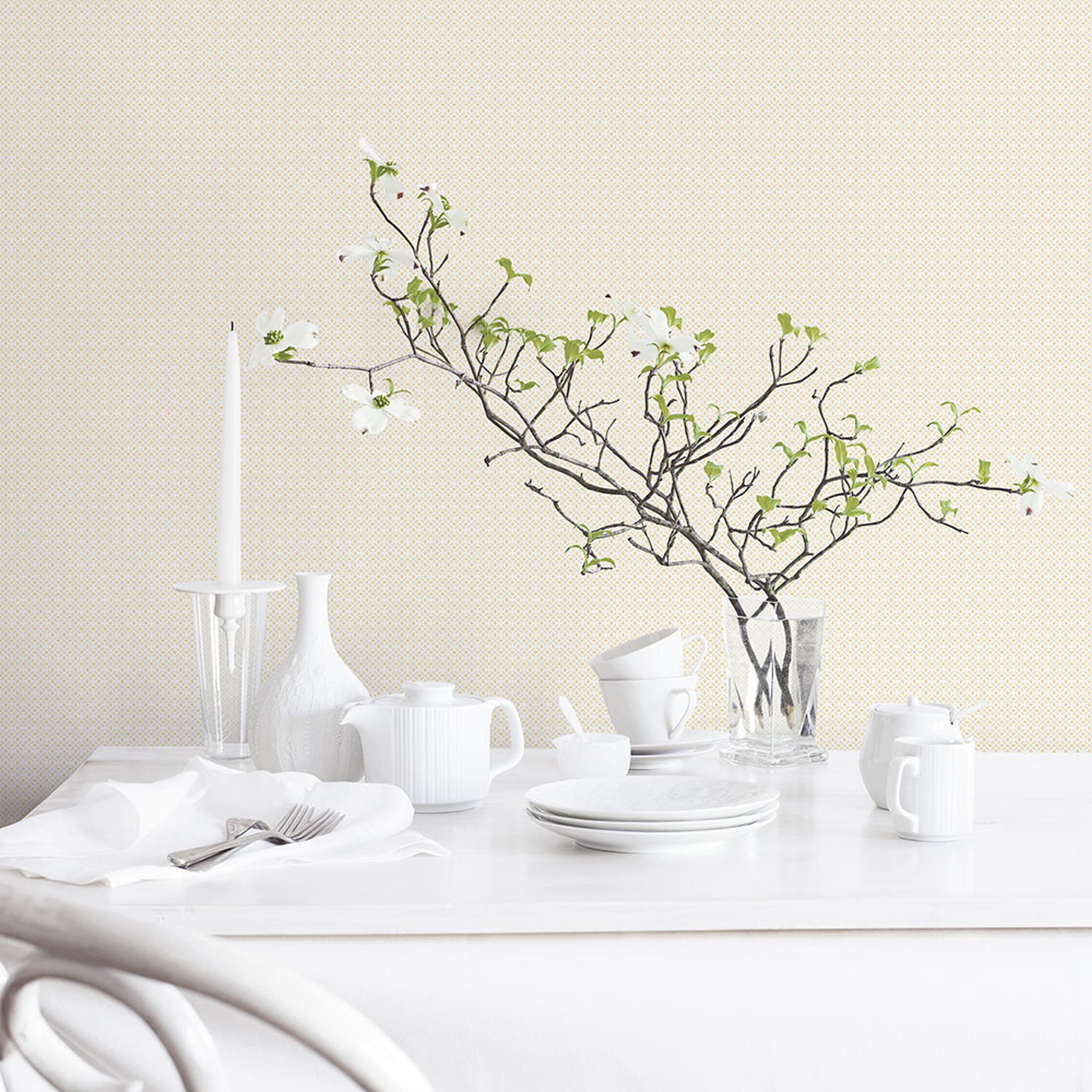 Leaf Dot Spot tapet i gul. Från kollektionen Just Kitchens. Nonwoven-material med rak passning.
