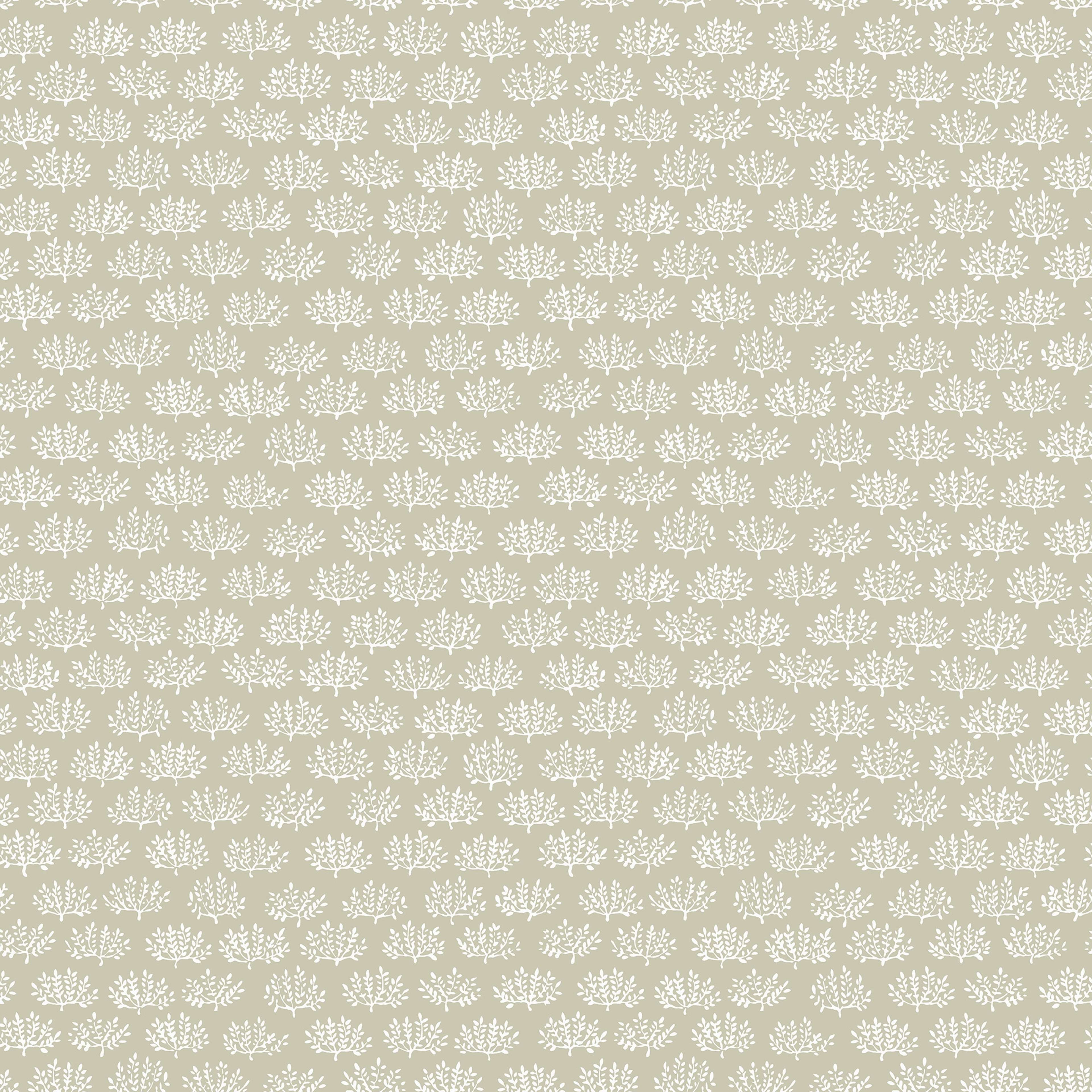 Majken beige tapet med botaniskt mönster i beige. Från kollektionen Gammalsvenska klassiker 1850–1950. Nonwoven-material med rak passning.