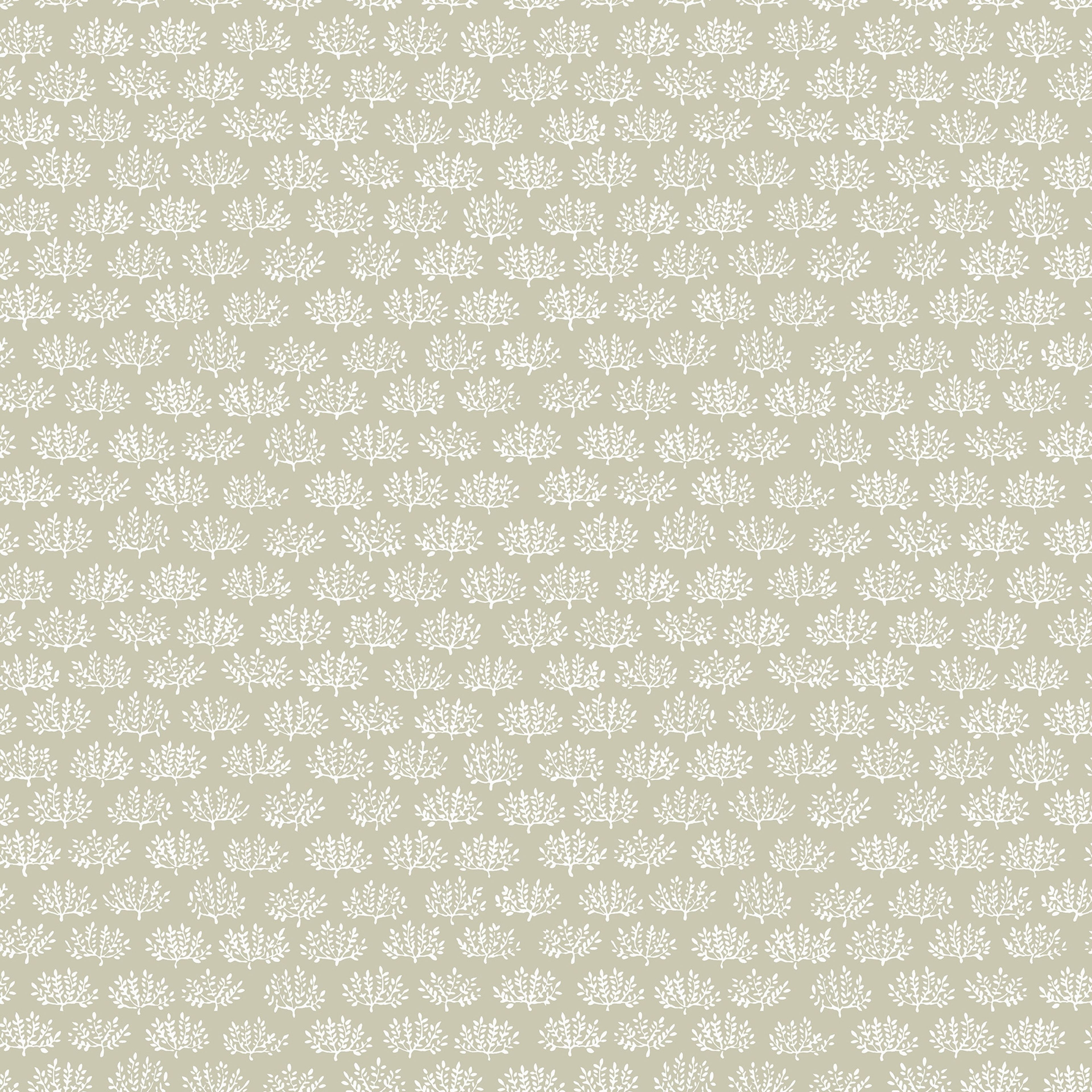 Majken beige tapet med botaniskt mönster i beige. Från kollektionen Gammalsvenska klassiker 1850–1950. Nonwoven-material med rak passning.