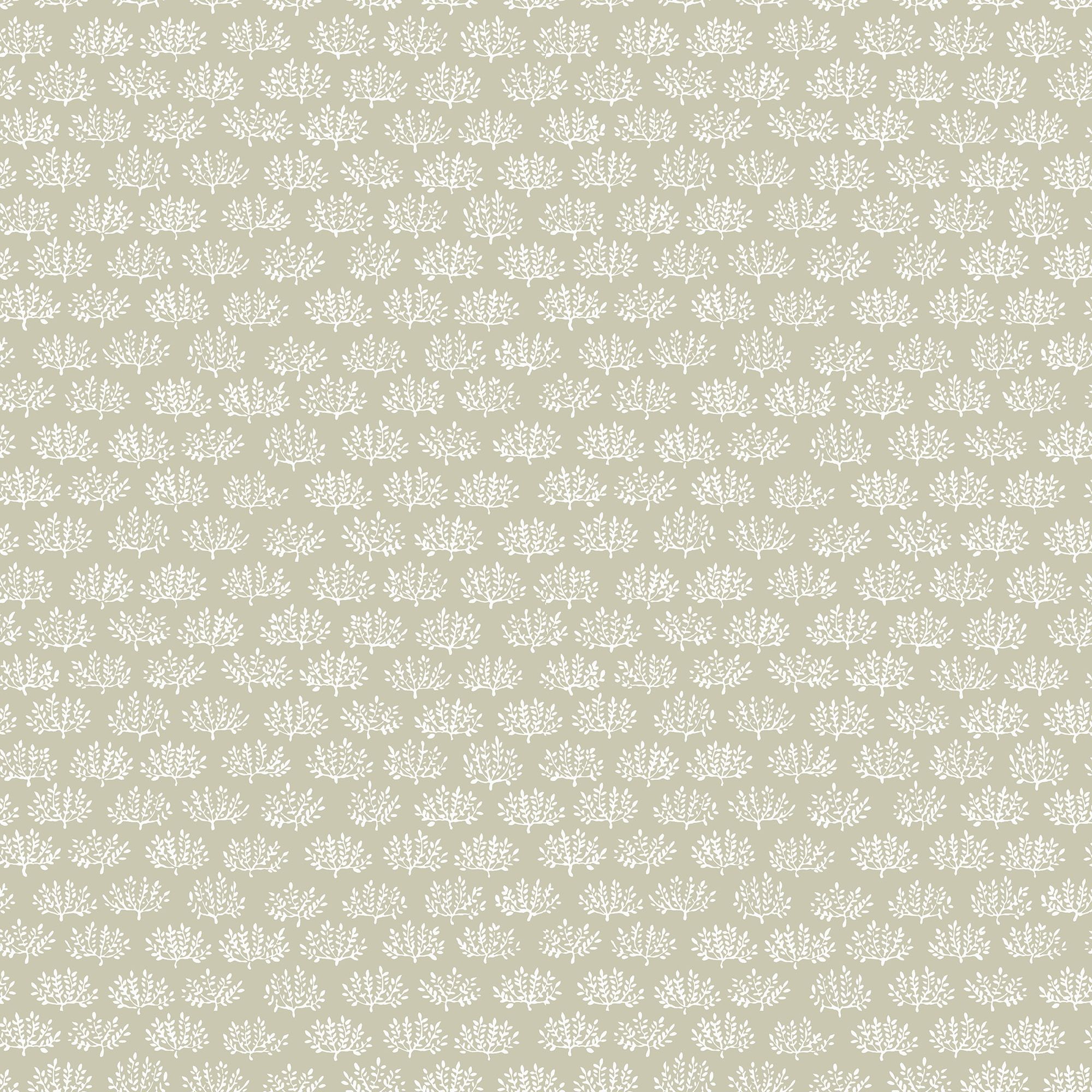 Majken beige tapet med botaniskt mönster i beige. Från kollektionen Gammalsvenska klassiker 1850–1950. Nonwoven-material med rak passning.