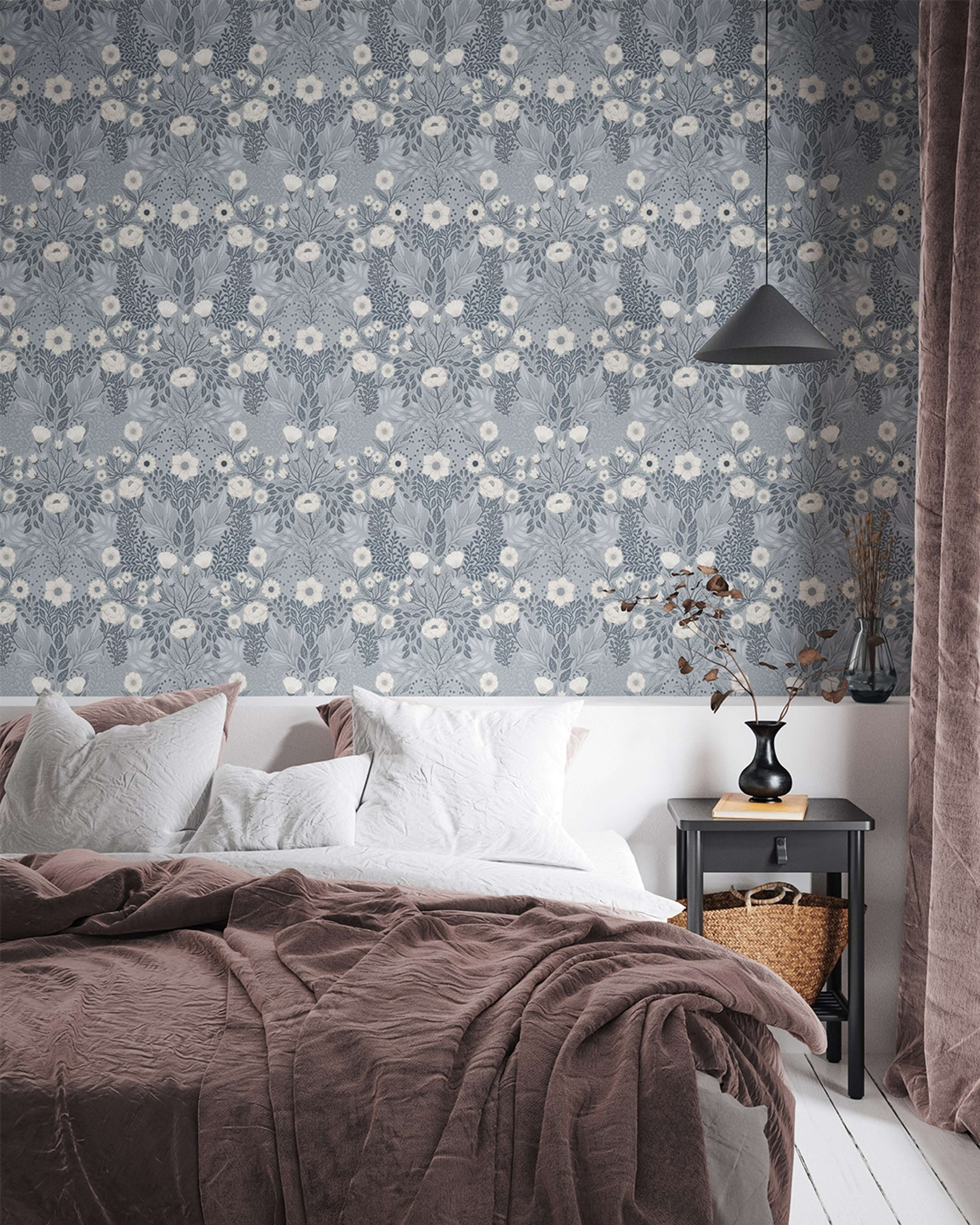 Klara o Tove äng blå, tapet tapet med blommigt mönster i blå. Från kollektionen Klara o Tove. Nonwoven-material med rak passning. Passar i vardagsrum, sovrum och hall.