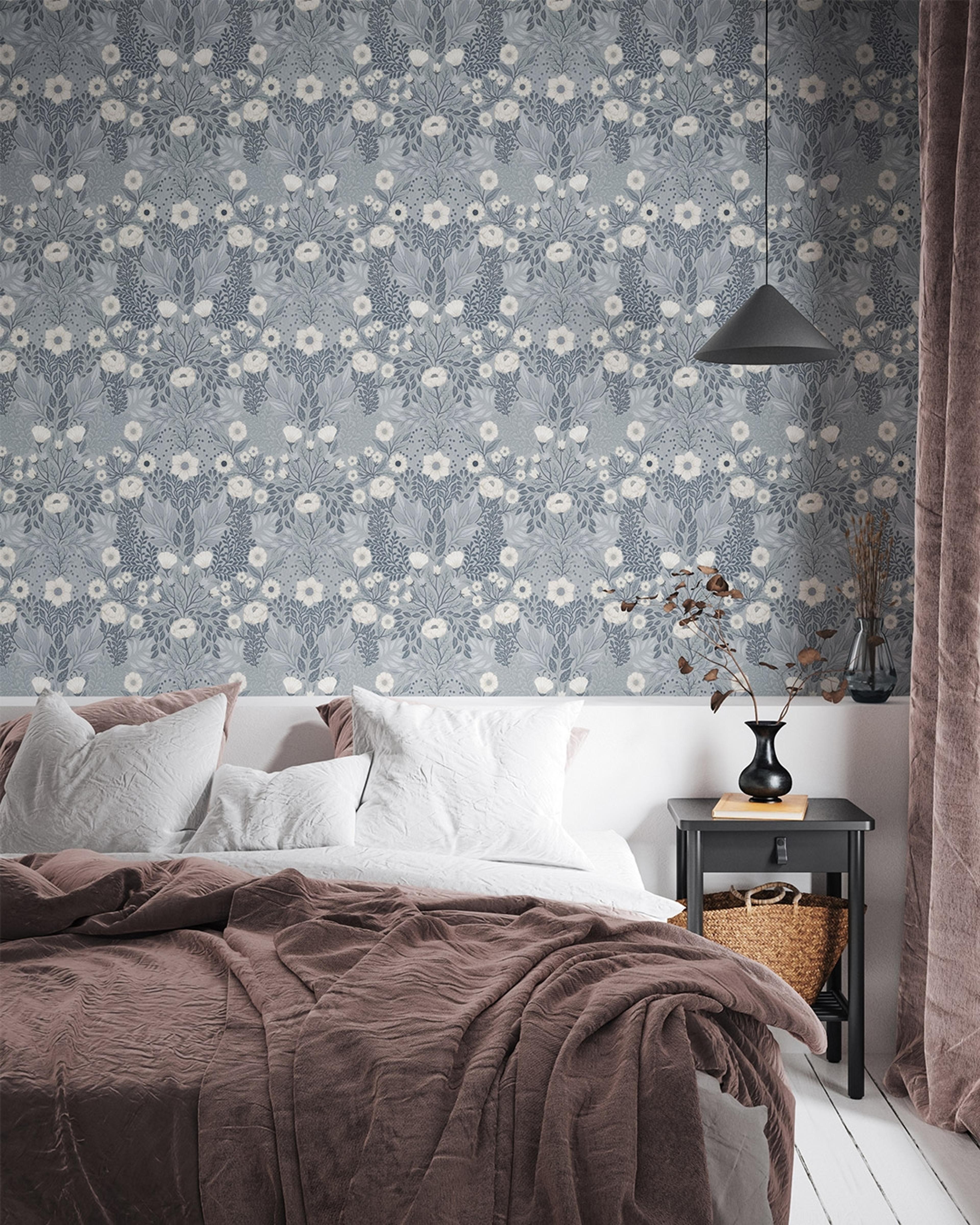 Klara o Tove äng blå, tapet tapet med blommigt mönster i blå. Från kollektionen Klara o Tove. Nonwoven-material med rak passning. Passar i vardagsrum, sovrum och hall.