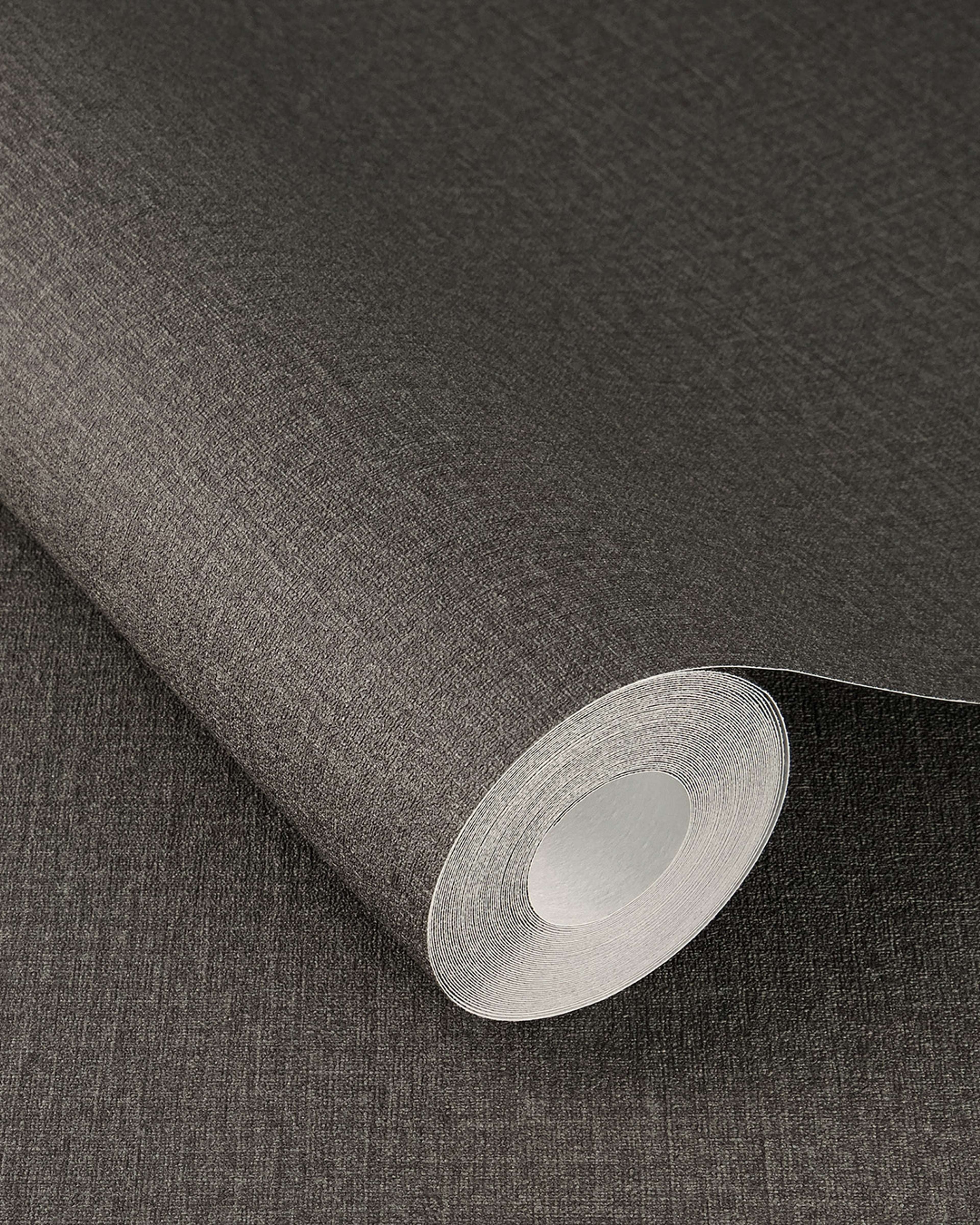 Serengeti 555974 tapet enfärgad i svart. Från kollektionen Serengeti. Nonwoven-material. Passar i vardagsrum och matsal.