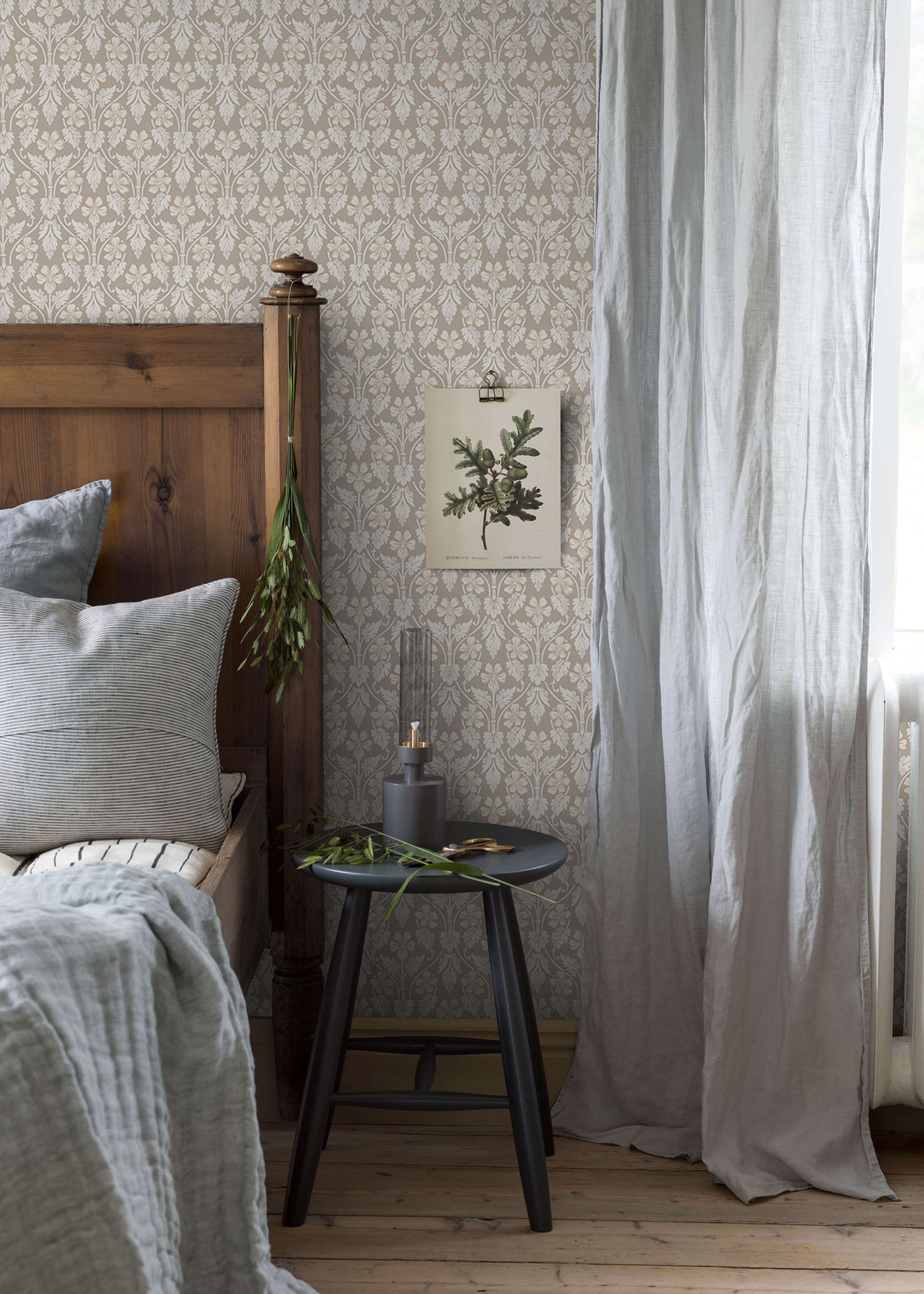 Nora, gråbrun botten tapet från Boråstapeter med blommigt mönster i röd, brun och beige. Från kollektionen anno. Nonwoven-material med förskjuten passning. Passar i sovrum och matsal.