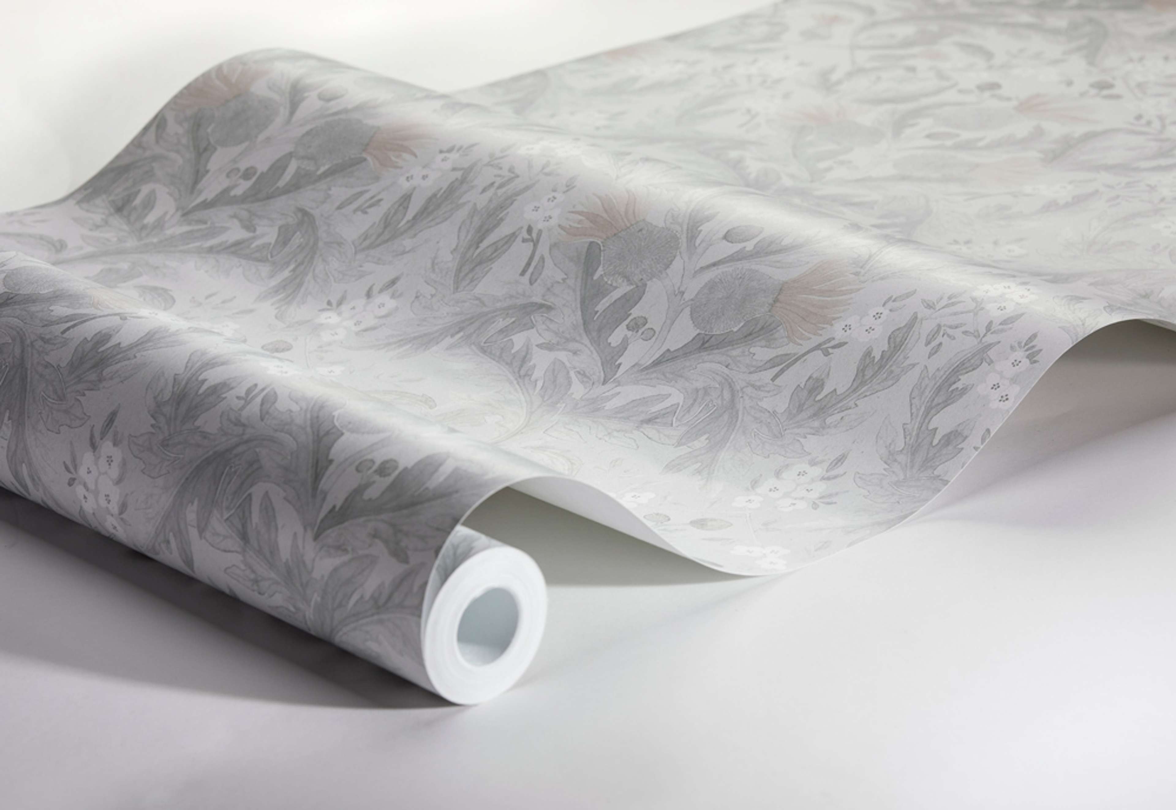 Thistle, grågrön tapet från Boråstapeter med blommigt mönster i grå och grön. Från kollektionen In Bloom. Nonwoven-material med rak passning. Country-stil. Passar i vardagsrum, sovrum och hall.