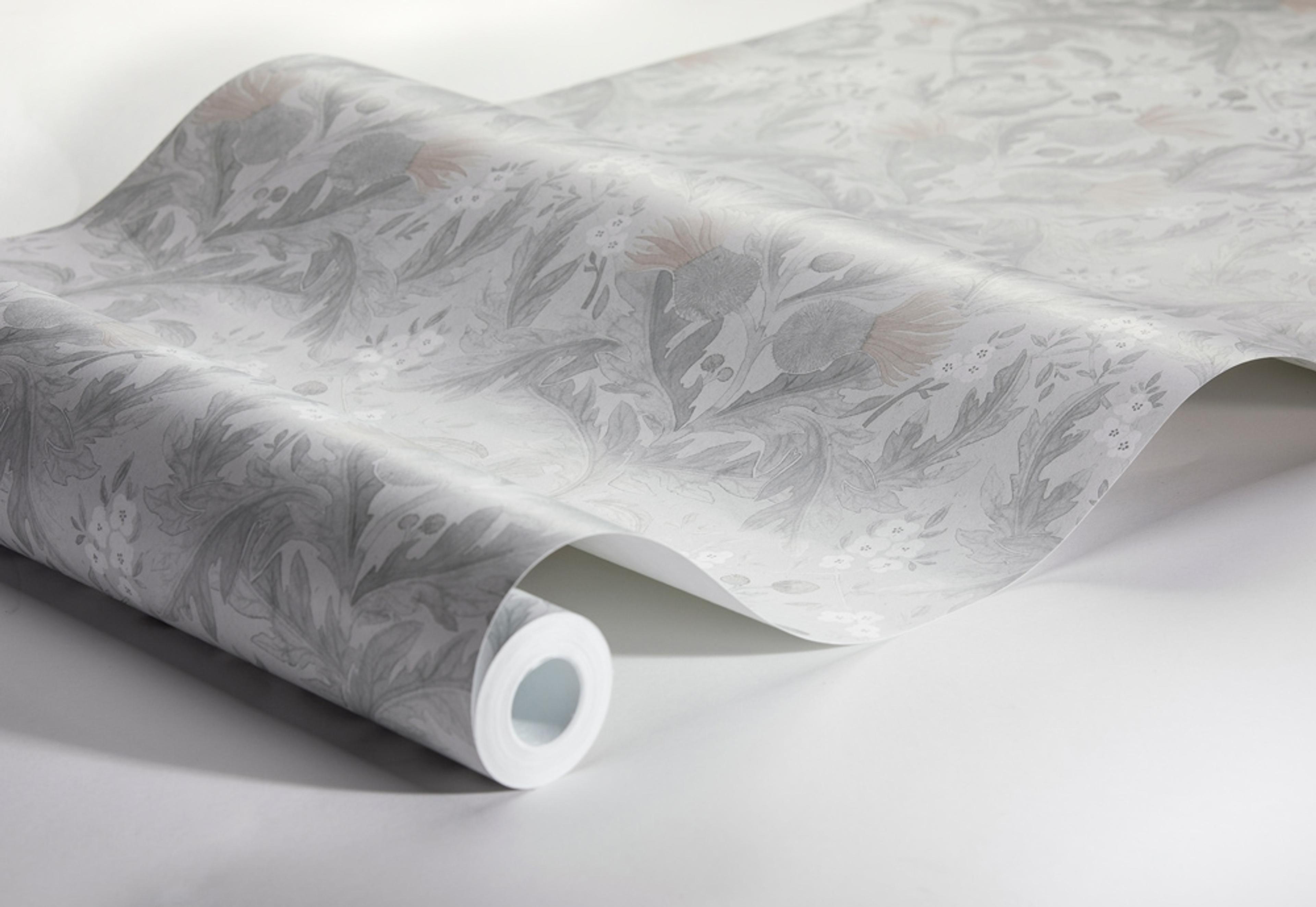 Thistle, grågrön tapet från Boråstapeter med blommigt mönster i grå och grön. Från kollektionen In Bloom. Nonwoven-material med rak passning. Country-stil. Passar i vardagsrum, sovrum och hall.