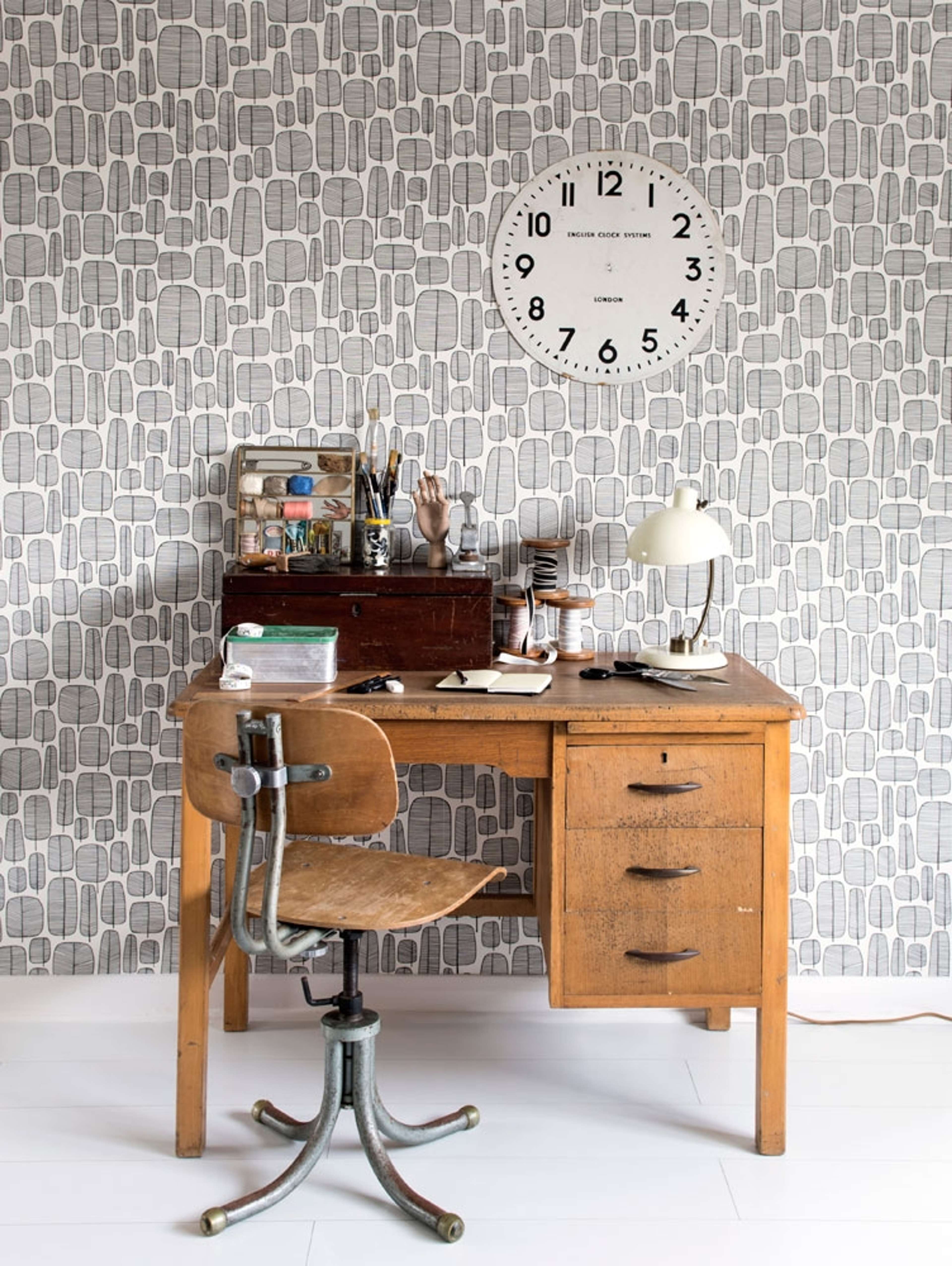 Little Trees Monochrome tapet från Midbec med geometriskt, retro mönster i vit och svart. Från kollektionen Kinfolk. Nonwoven-material med rak passning. Vintage-stil.