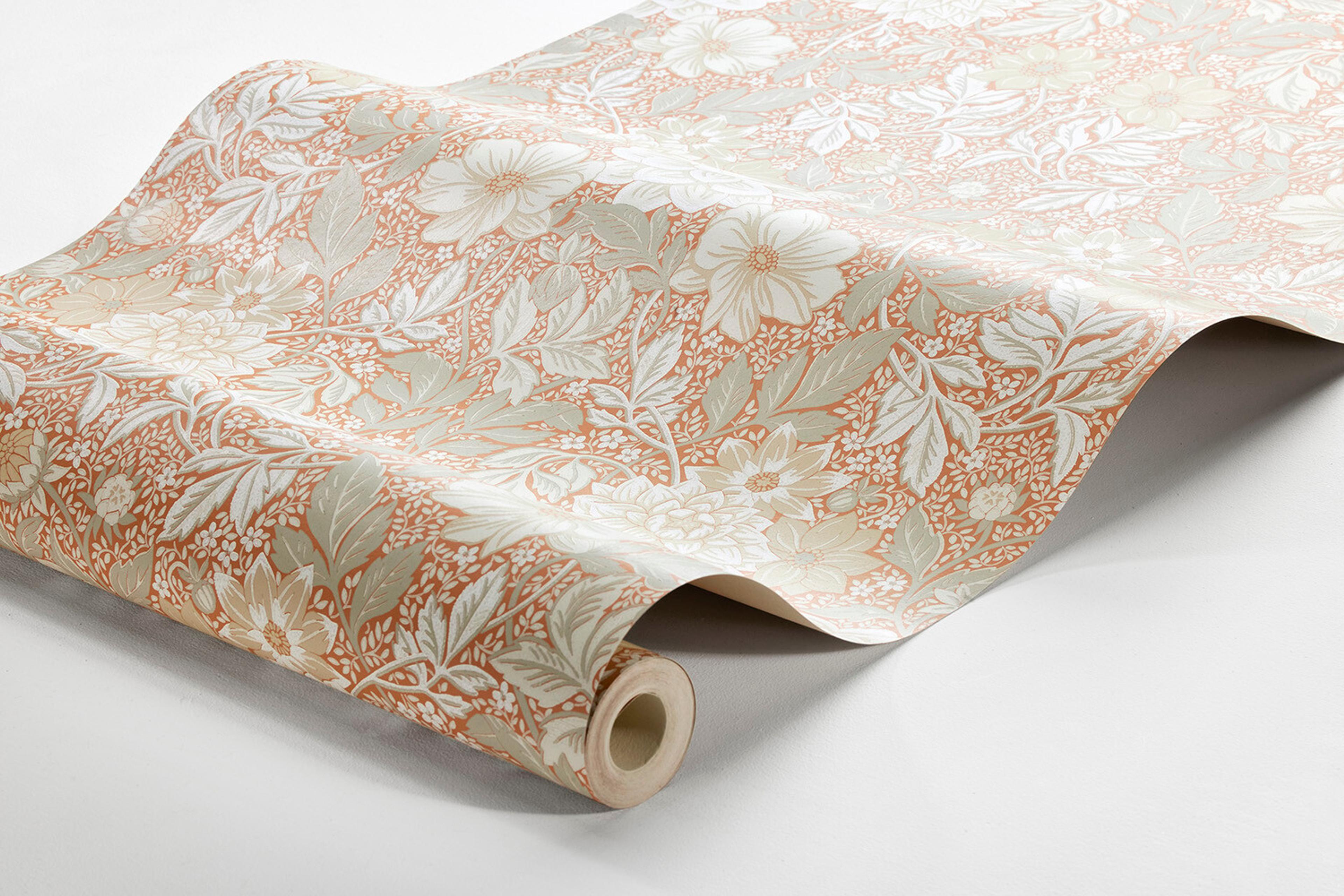 Dahlia Garden, röd tapet med blommigt mönster i röd. Från kollektionen Falsterbo III. Nonwoven-material med rak passning.