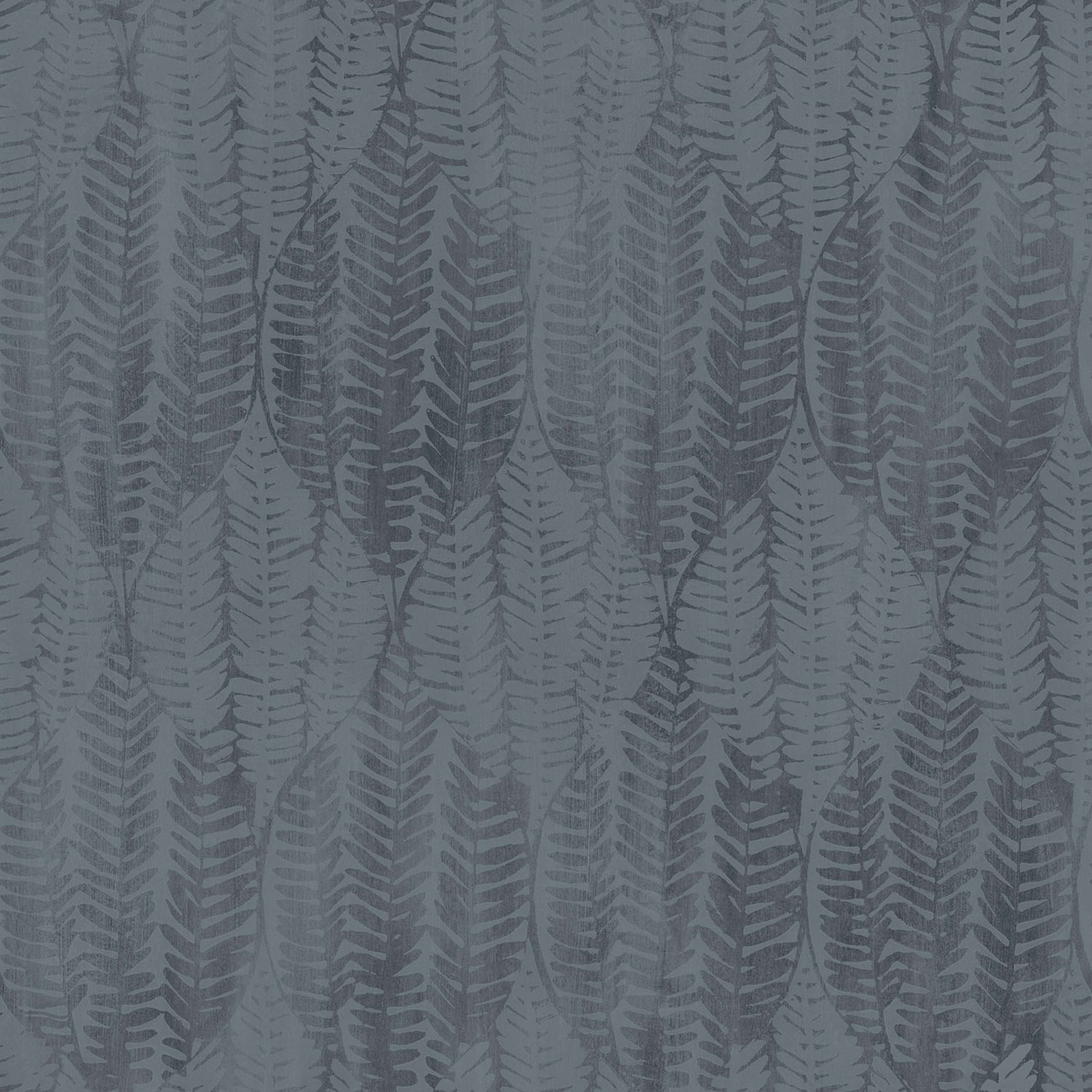 Wasabi Leaves tapet i blå tapet med grafiskt mönster i blå. Från kollektionen bazaar. Nonwoven-material med rak passning. Passar i vardagsrum och matsal.