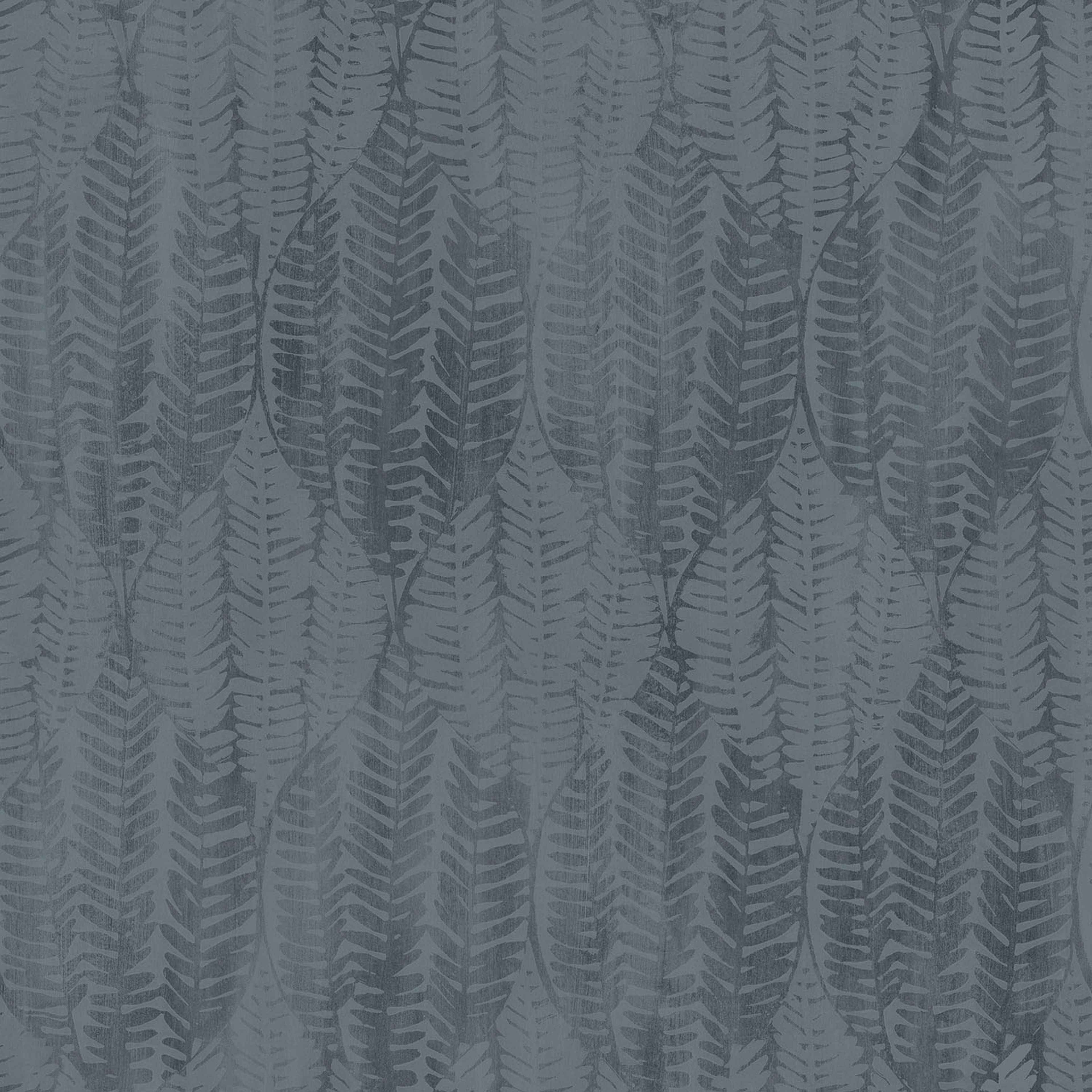 Wasabi Leaves tapet i blå tapet med grafiskt mönster i blå. Från kollektionen bazaar. Nonwoven-material med rak passning. Passar i vardagsrum och matsal.