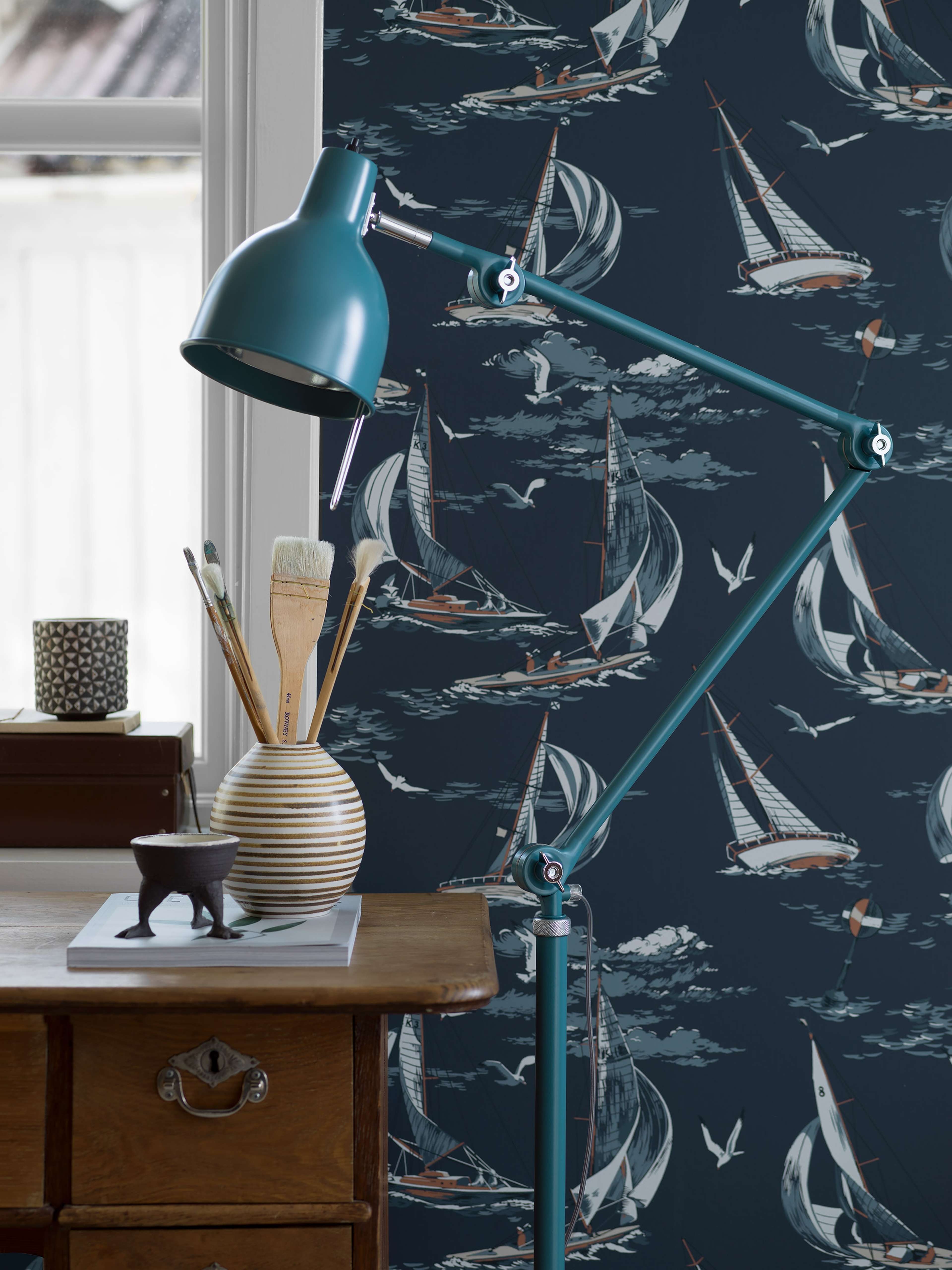 Sailboats tapet från Boråstapeter med nautiskt mönster i blå. Från kollektionen Marstrand II. Nonwoven-material med förskjuten passning. Vintage, country-stil. Passar i vardagsrum, matsal och arbetsrum.
