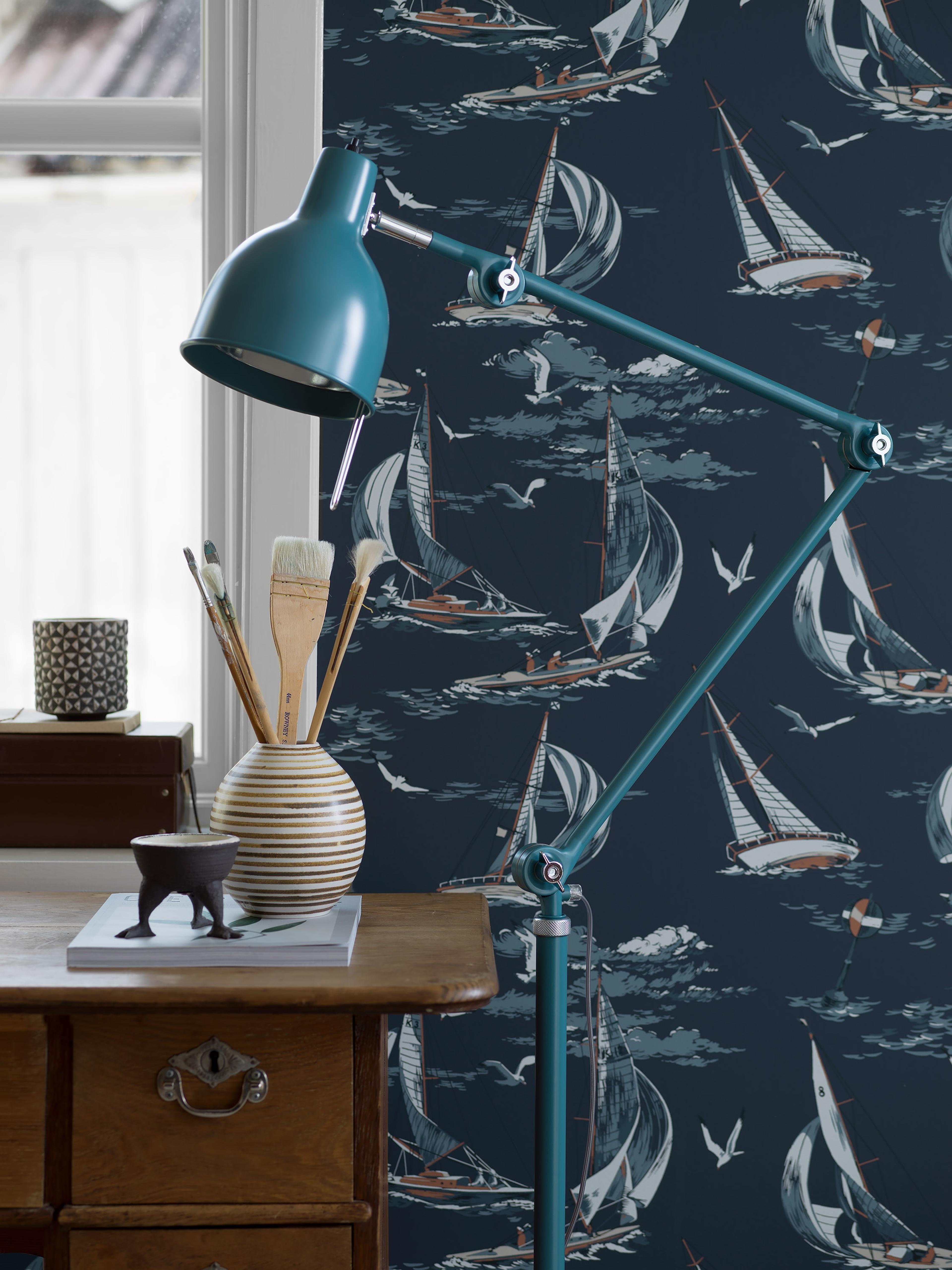 Sailboats tapet från Boråstapeter med nautiskt mönster i blå. Från kollektionen Marstrand II. Nonwoven-material med förskjuten passning. Vintage, country-stil. Passar i vardagsrum, matsal och arbetsrum.