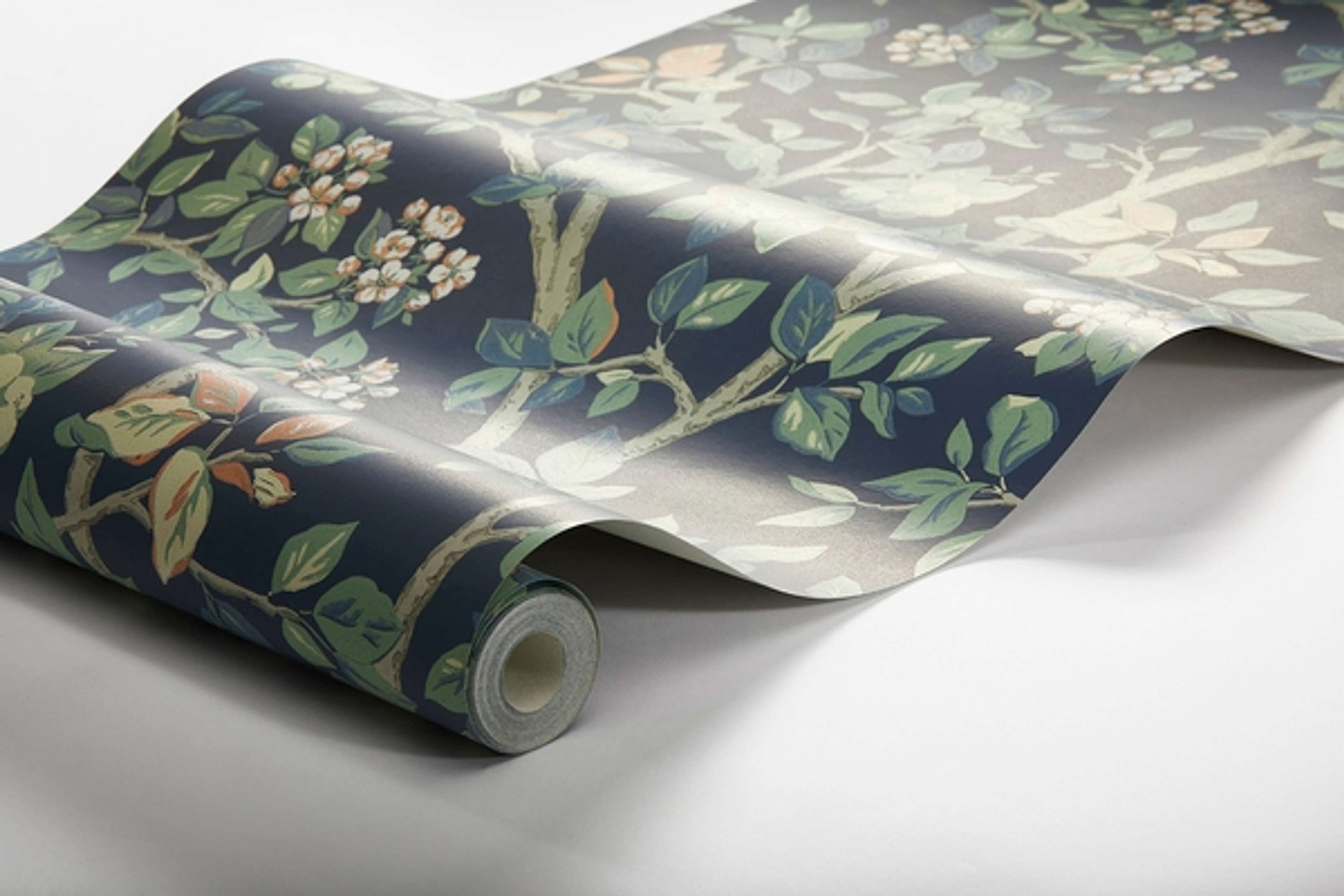 Ingrid Marie, mörkblå botten tapet från Boråstapeter med botaniskt mönster i blå. Från kollektionen Falsterbo III. Nonwoven-material med förskjuten passning. Country-stil.
