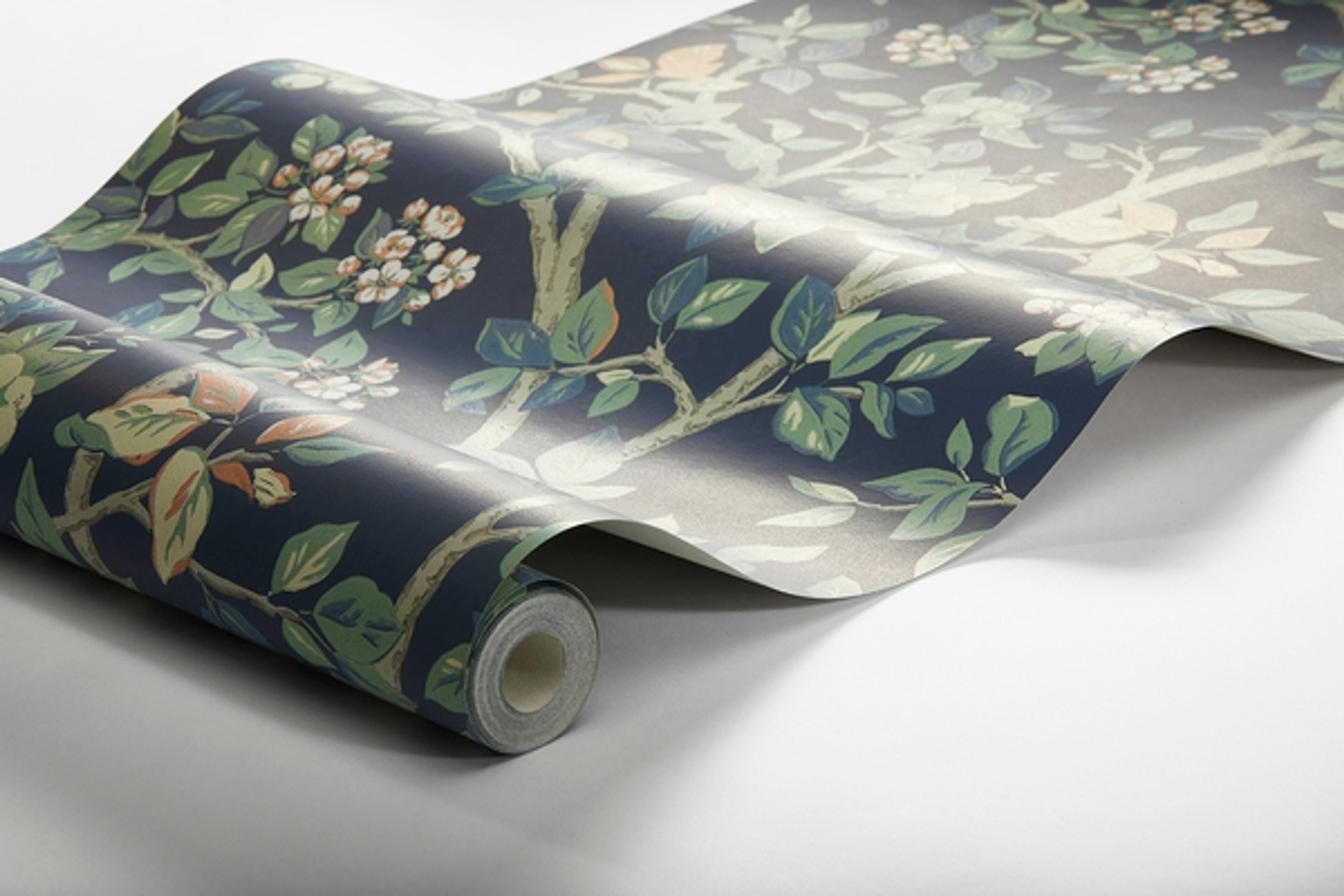 Ingrid Marie, mörkblå botten tapet från Boråstapeter med botaniskt mönster i blå. Från kollektionen Falsterbo III. Nonwoven-material med förskjuten passning. Country-stil.