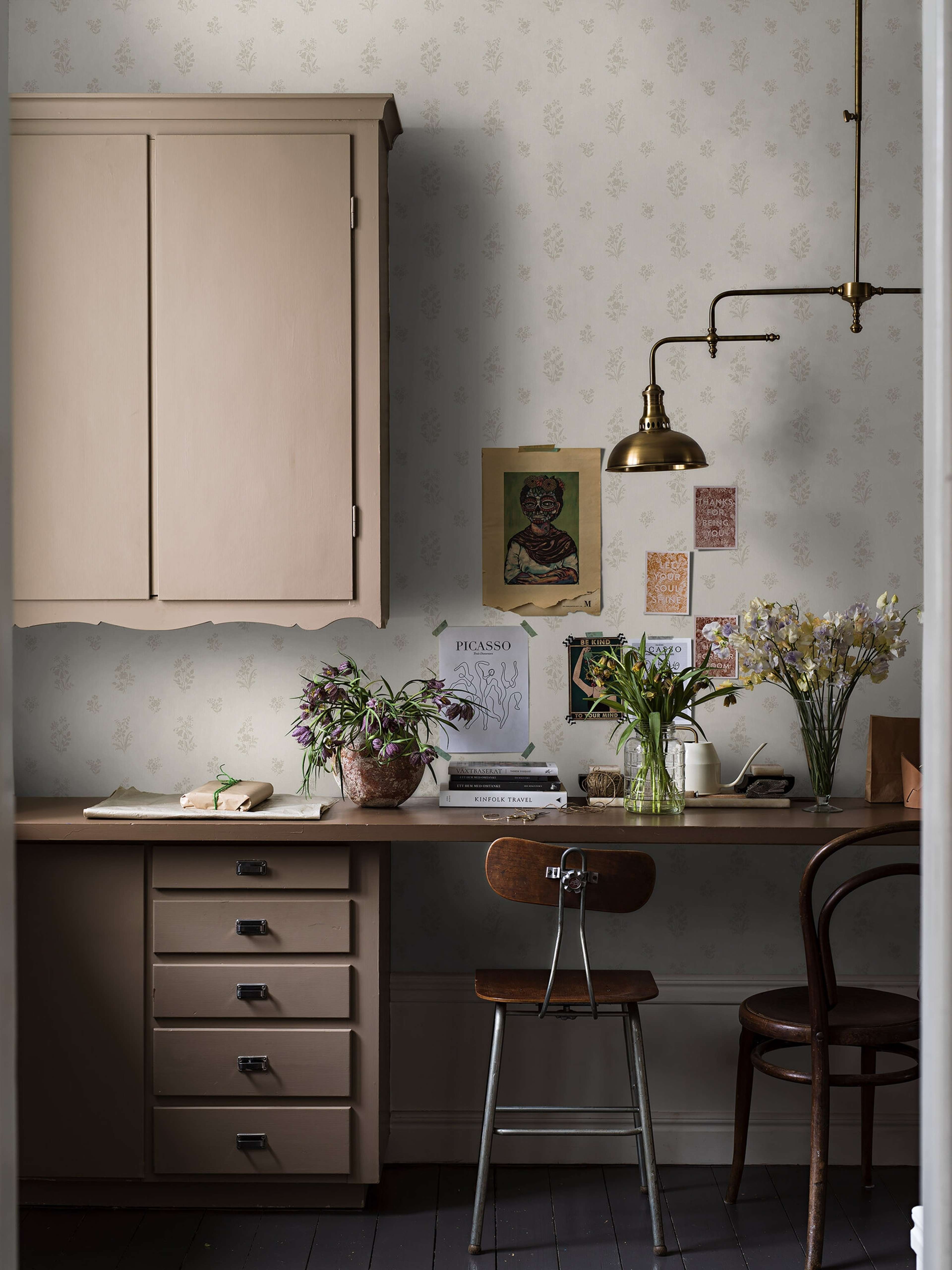 Petit Fleurs tapet tapet med blommigt mönster i beige. Från kollektionen Dreamy Escape. Nonwoven-material med rak passning. Passar i vardagsrum och matsal.