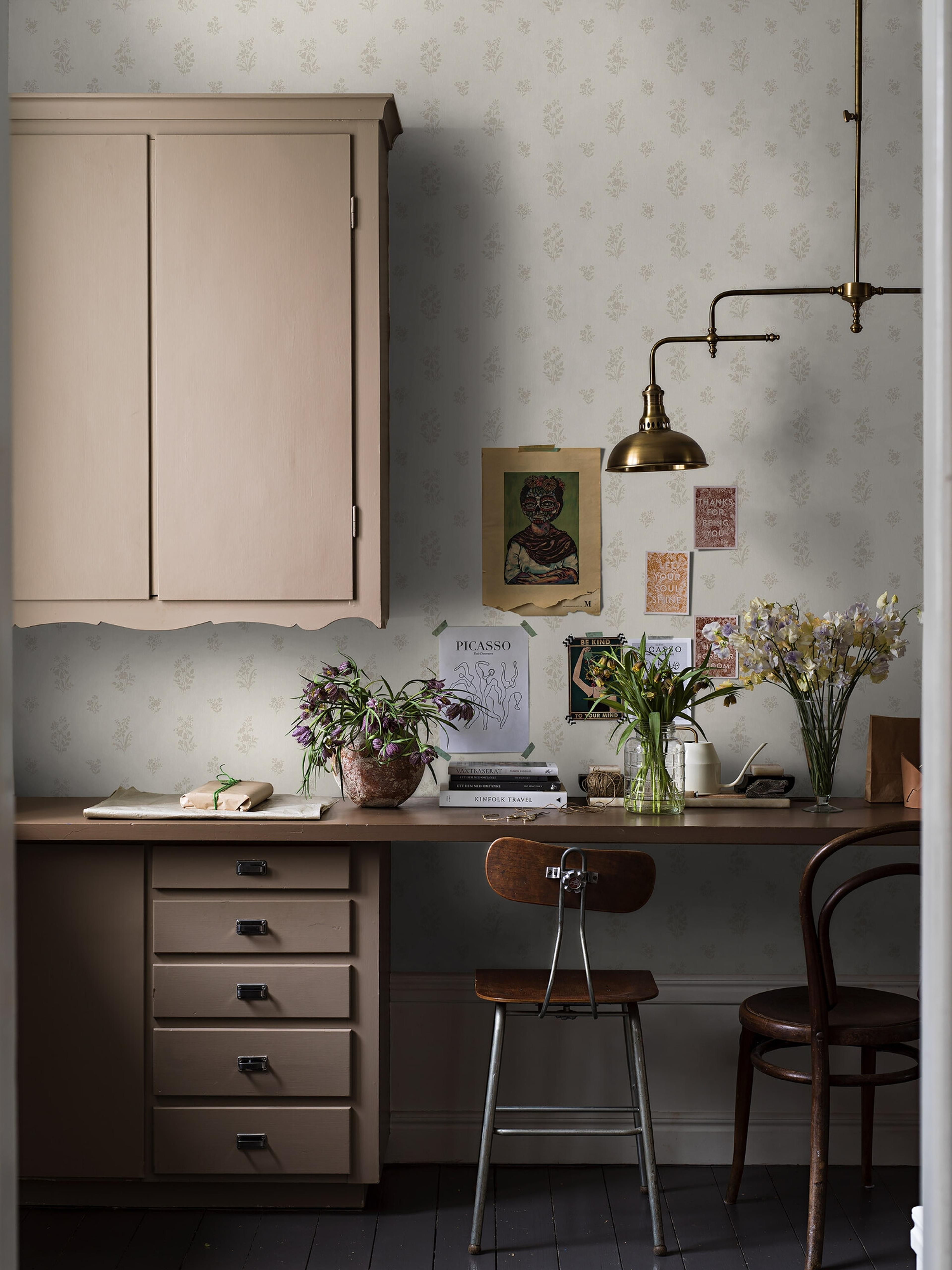 Petit Fleurs tapet tapet med blommigt mönster i beige. Från kollektionen Dreamy Escape. Nonwoven-material med rak passning. Passar i vardagsrum och matsal.