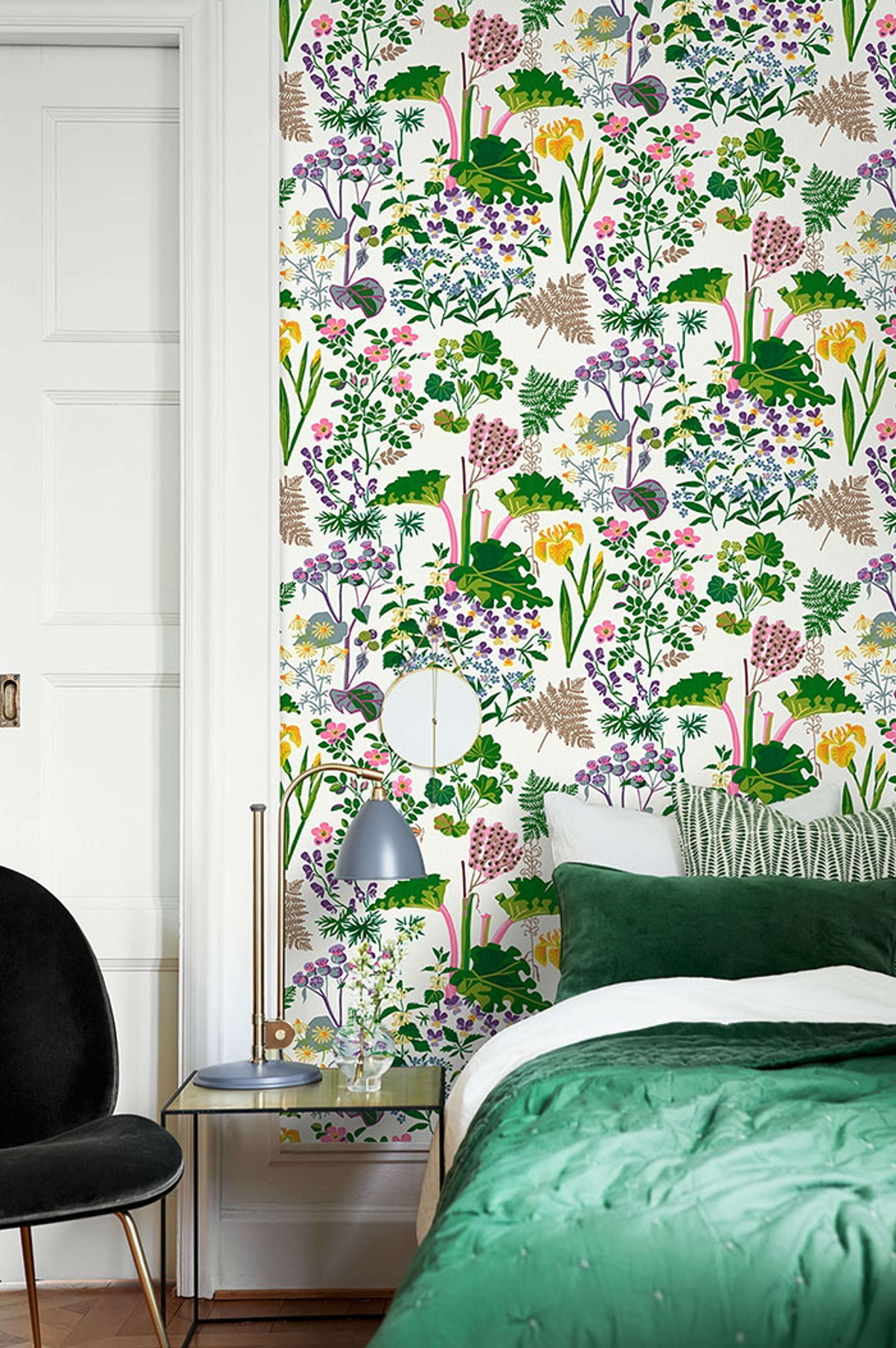 Rabarber, ljus botten tapet från Boråstapeter med botaniskt, retro mönster i vit, rosa och grön. Från kollektionen Scandinavian Designers II. Nonwoven-material med förskjuten passning. Vintage, country-stil.