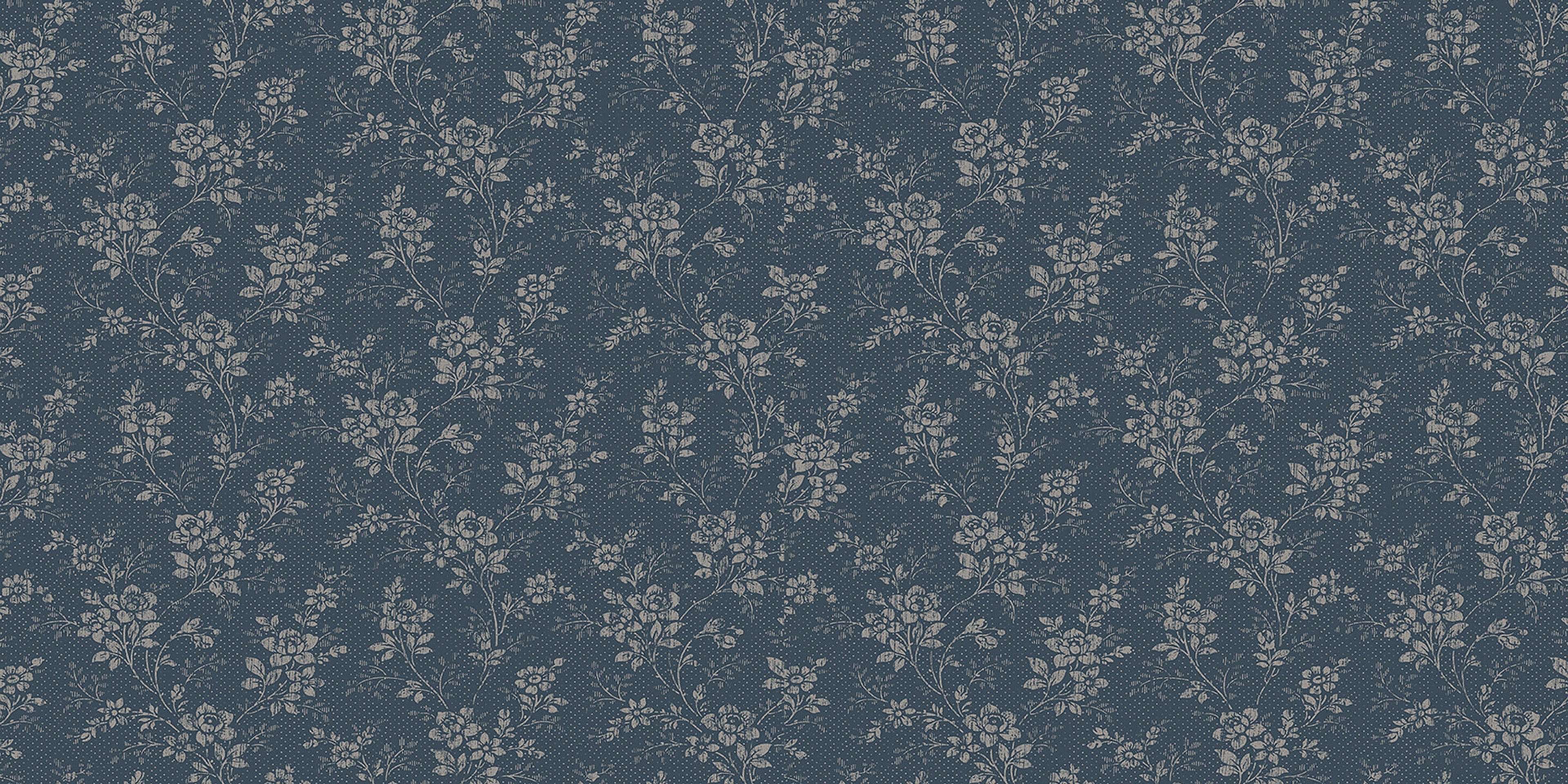 Hip Rose tapet från Boråstapeter med blommigt mönster i blå. Från kollektionen Woodland. Nonwoven-material med förskjuten passning. Country, city-stil.