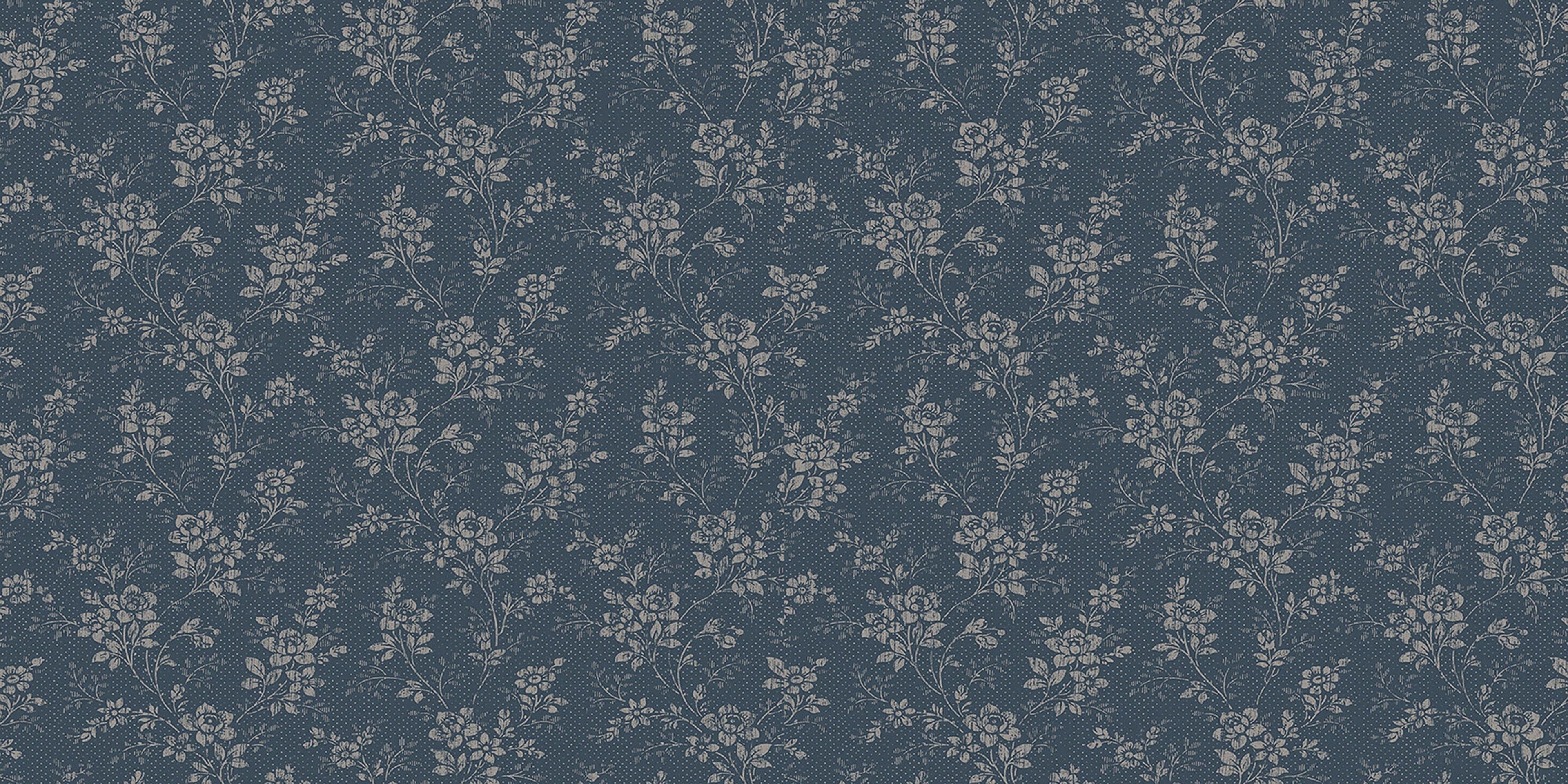 Hip Rose tapet från Boråstapeter med blommigt mönster i blå. Från kollektionen Woodland. Nonwoven-material med förskjuten passning. Country, city-stil.