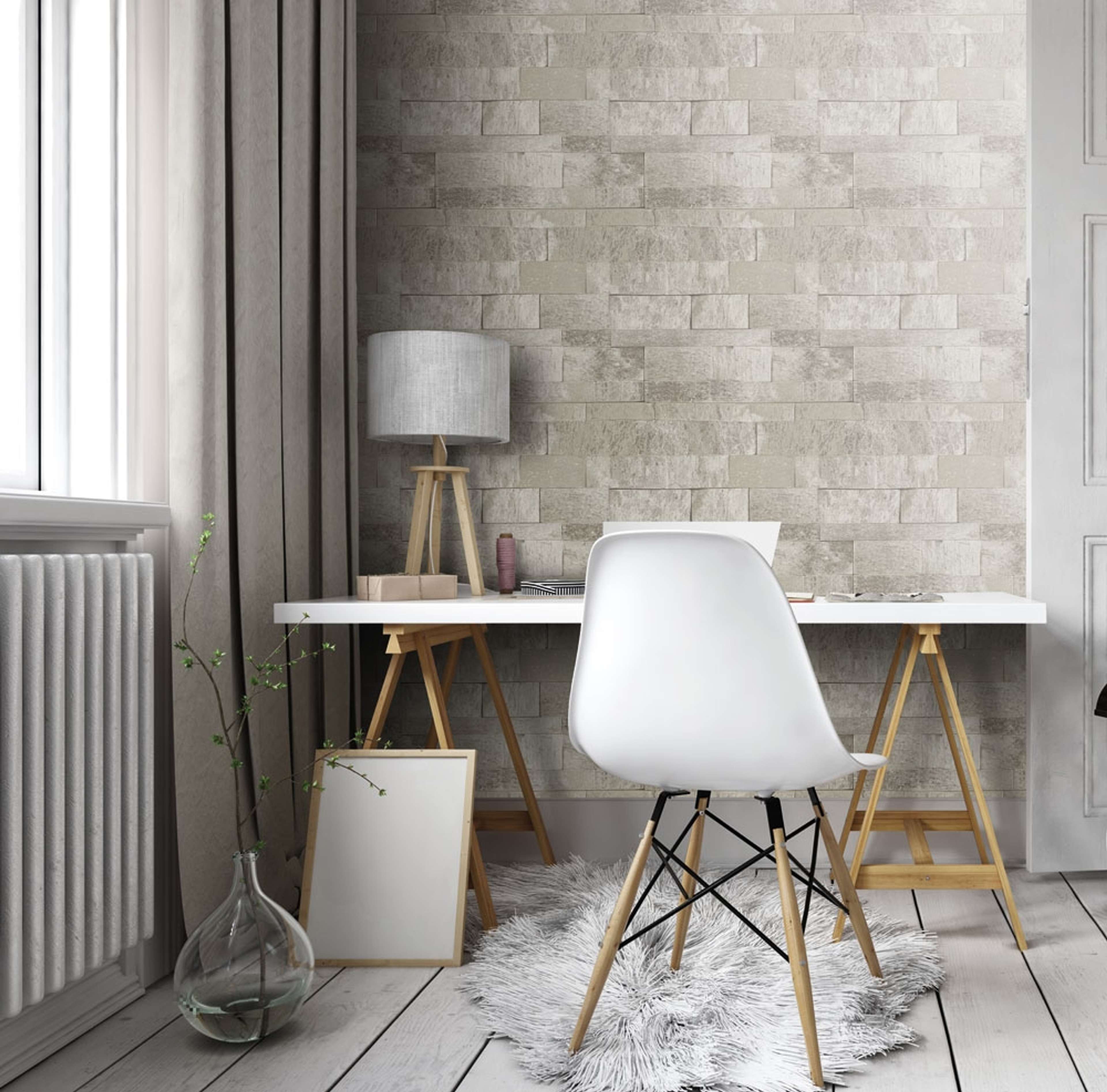 Palma tapet från Midbec med tegelsten mönster i beige. Från kollektionen Palma. Nonwoven-material med rak passning. Passar i tonårsrum, kök och arbetsrum.