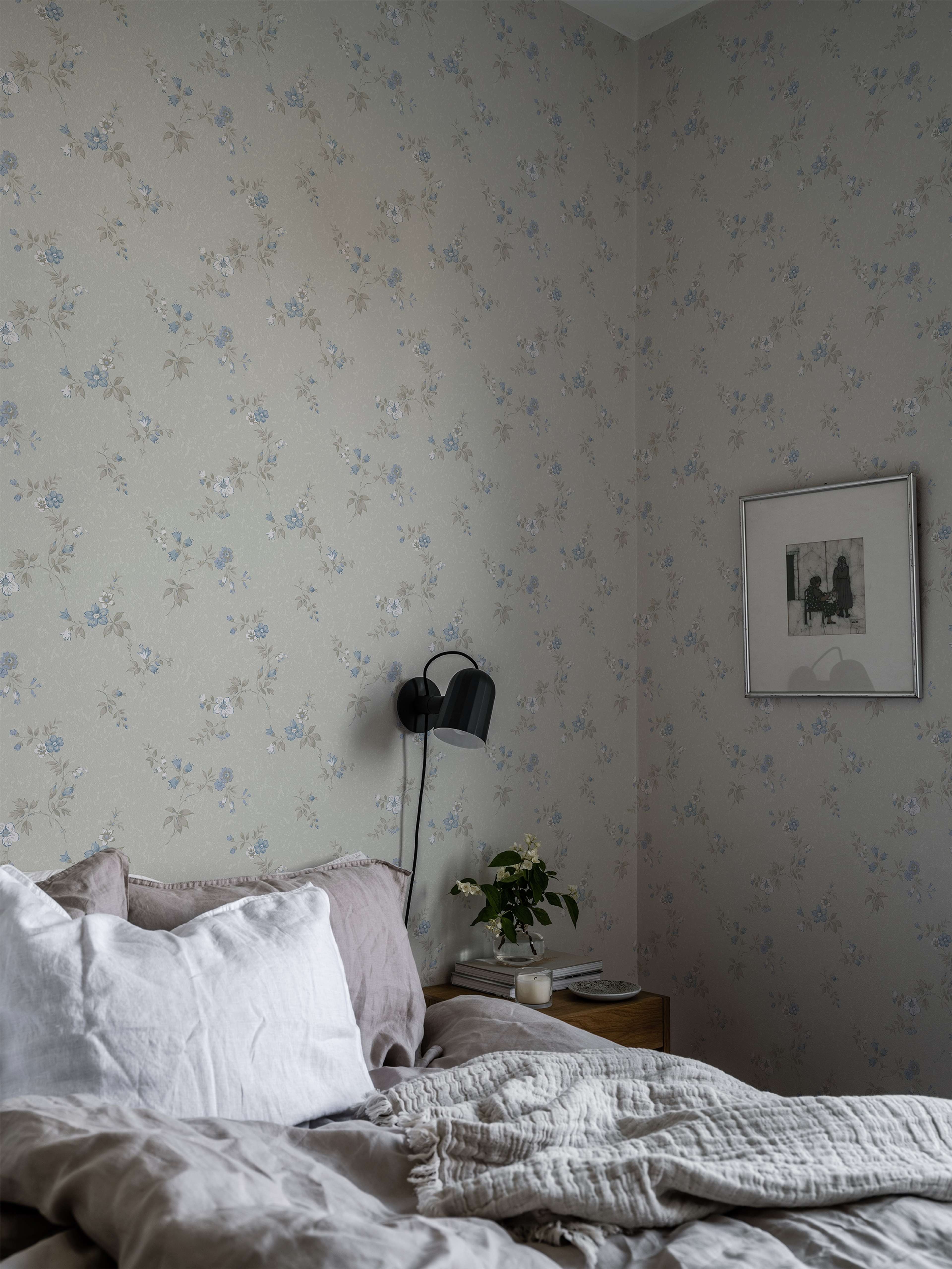 Kerstin blå tapet med blommigt mönster i blå. Från kollektionen Gammalsvenska klassiker 1850–1950. Nonwoven-material med rak passning.