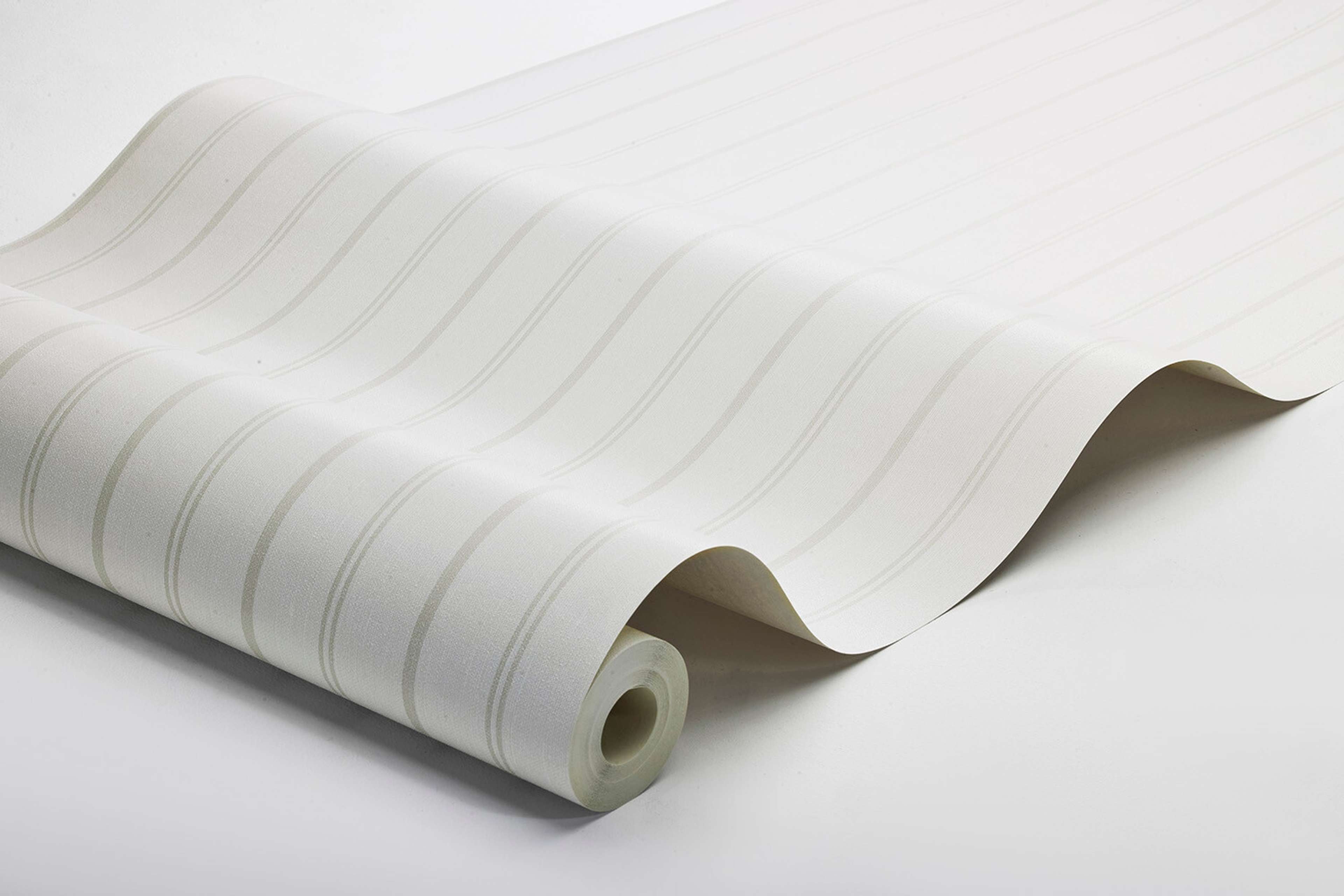 Woodland Stripe tapet med randigt mönster i vit. Från kollektionen Woodland. Nonwoven-material.