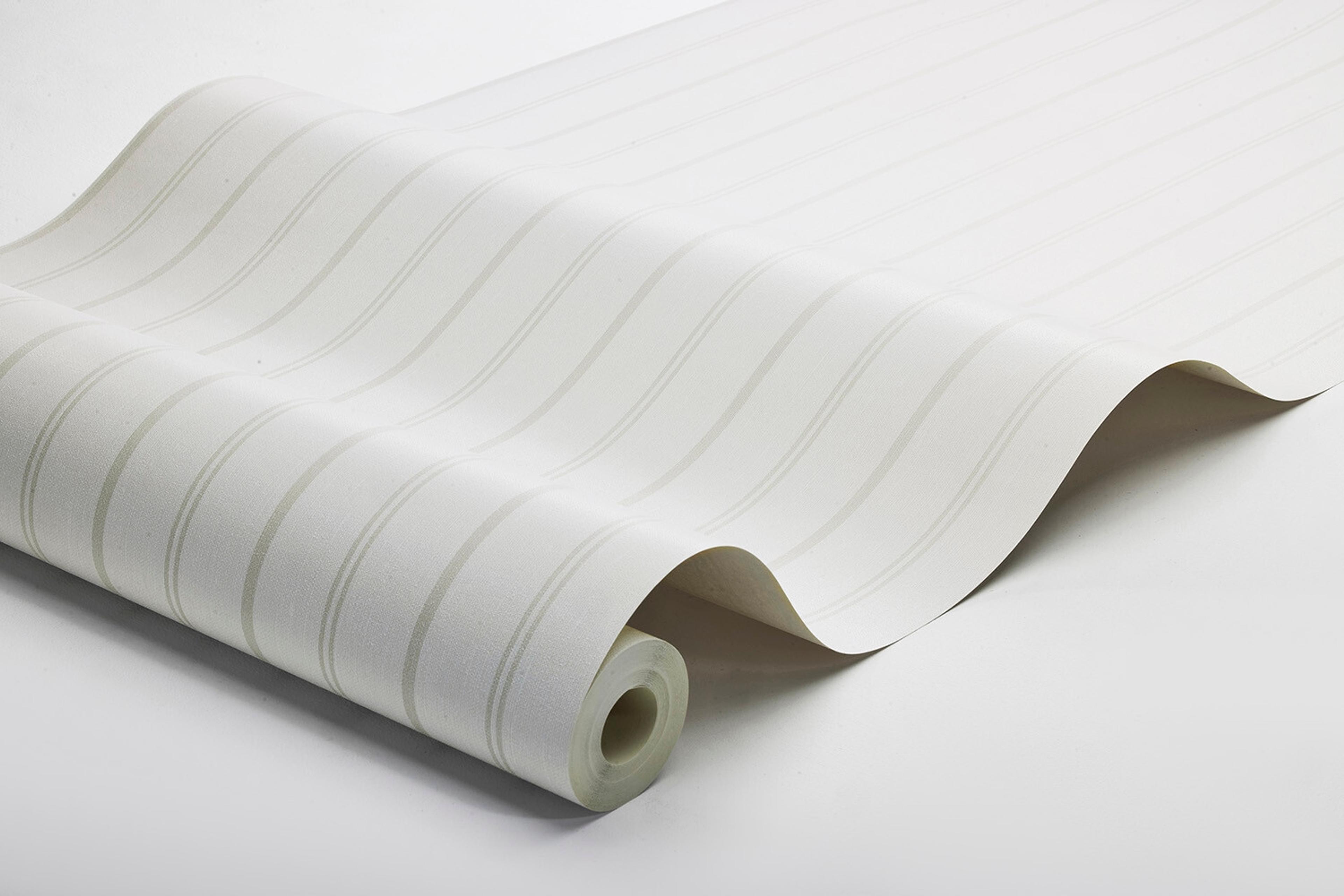 Woodland Stripe tapet med randigt mönster i vit. Från kollektionen Woodland. Nonwoven-material.
