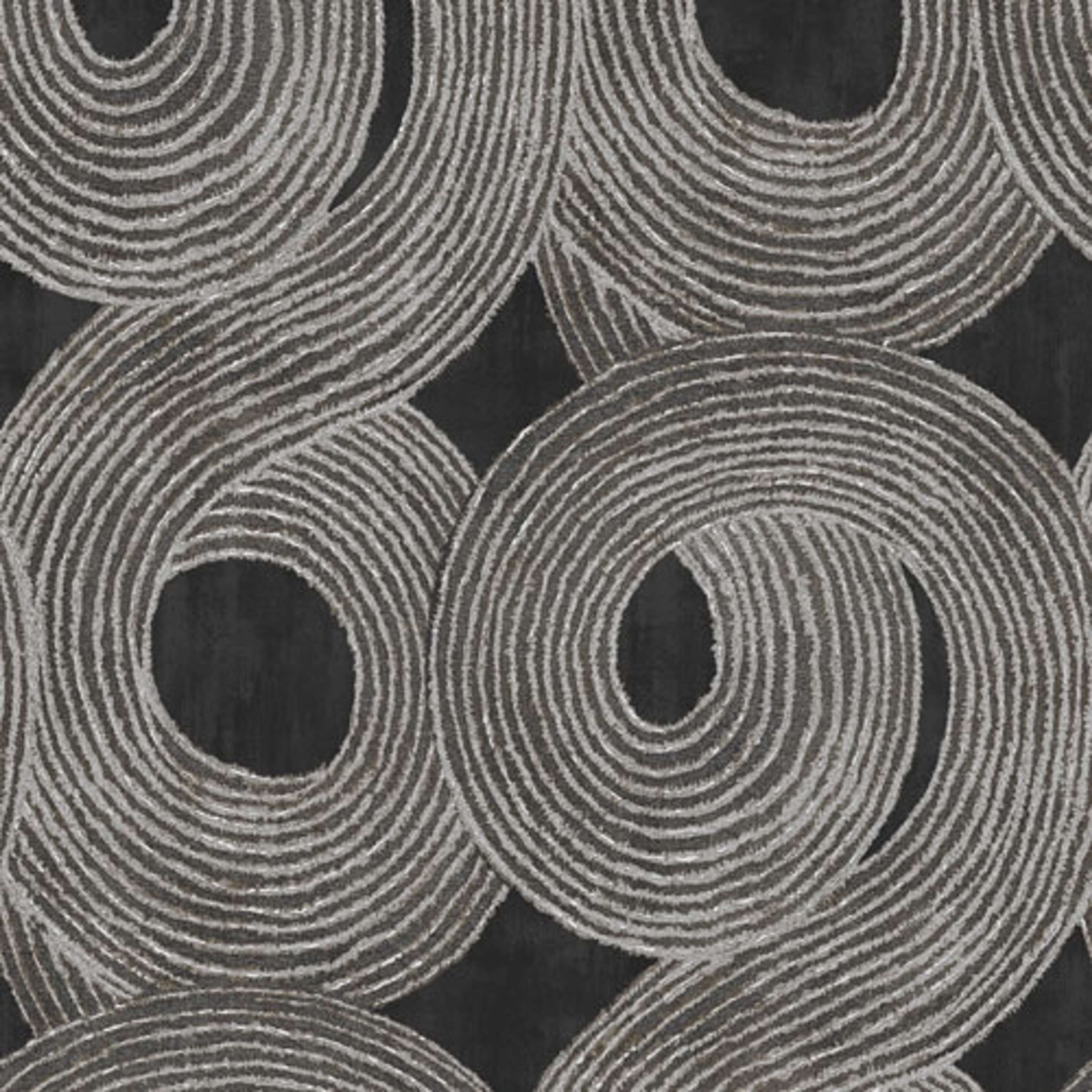 Ohin Night tapet tapet från Midbec med geometriskt mönster i grå. Från kollektionen Tribute. Nonwoven-material med rak passning. Passar i vardagsrum, matsal och hall.