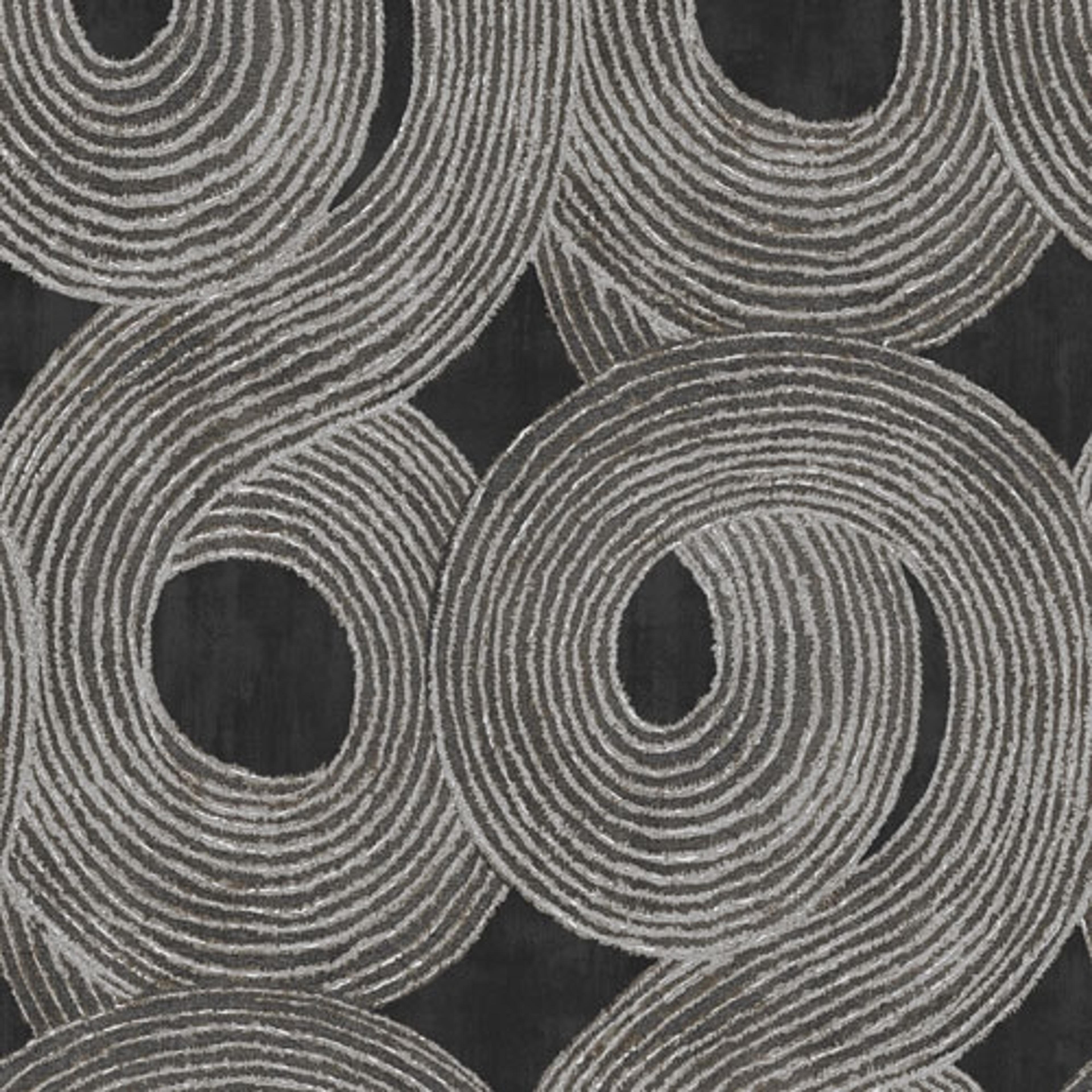 Ohin Night tapet tapet från Midbec med geometriskt mönster i grå. Från kollektionen Tribute. Nonwoven-material med rak passning. Passar i vardagsrum, matsal och hall.