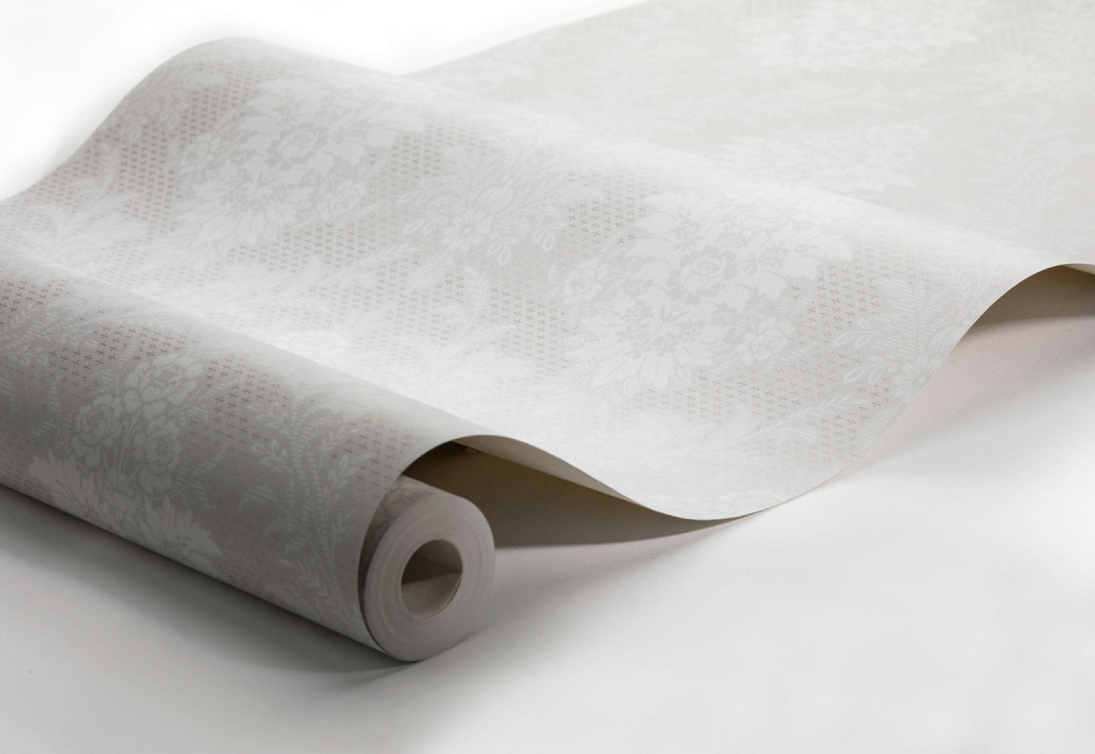 Sofia tapet från Boråstapeter med blommigt mönster i guld och grå. Från kollektionen anno. Nonwoven-material med rak passning. Vintage, lyx-stil. Passar i sovrum och matsal.